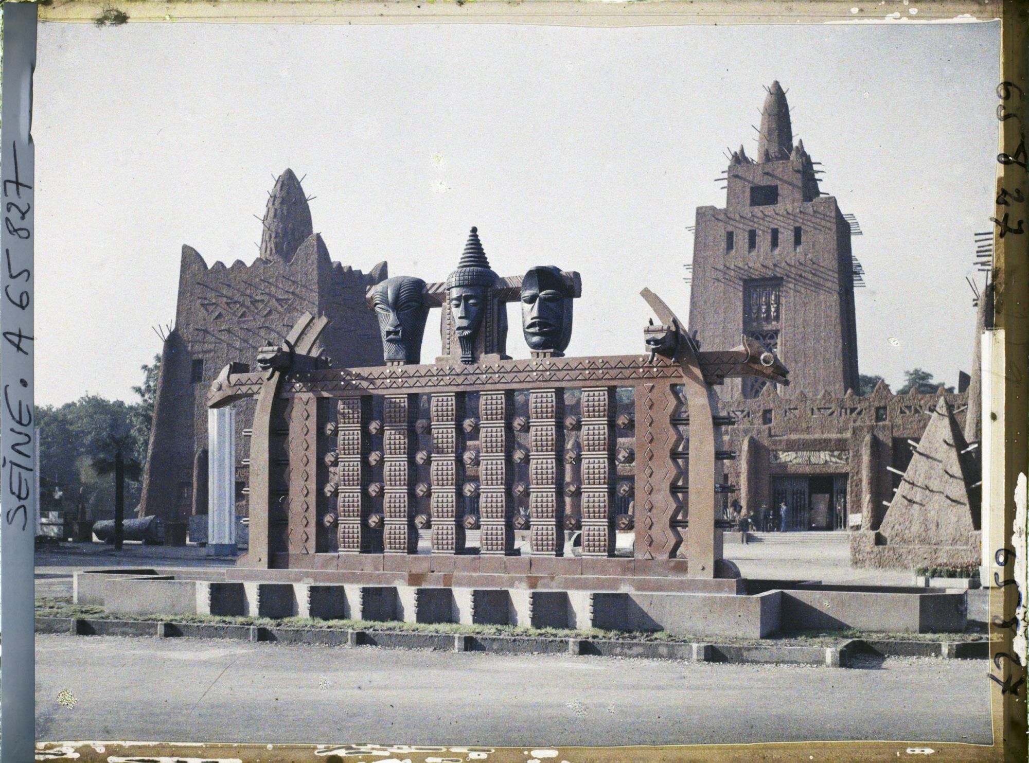 Image représentant L'Exposition Coloniale Internationale de 1931, le pavillon de l'AOF (Afrique occidentale française) et la fontaine des totems