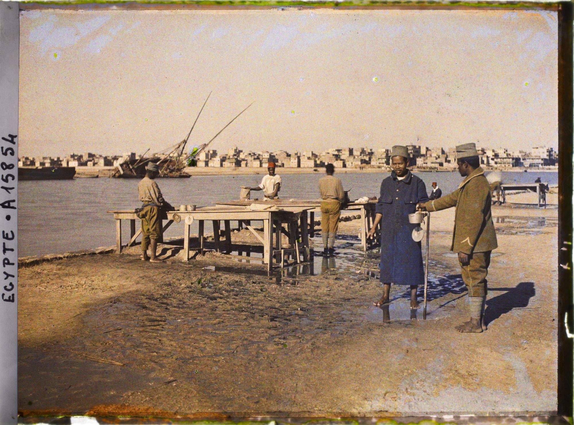 Image représentant Soldats malgaches de la force coloniale au lavoir sur le lac Menzaleh