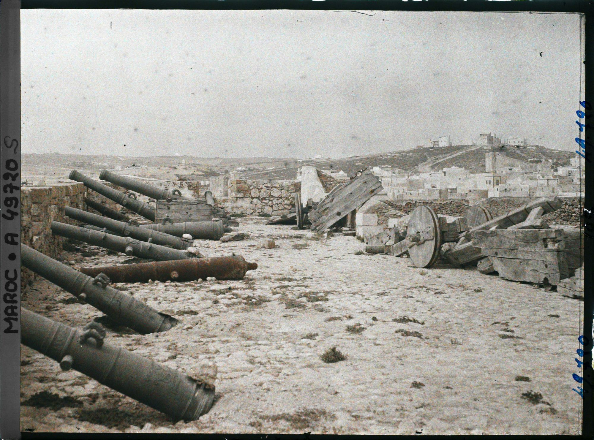Image représentant Canons sur les remparts du Dar el-Bahar (" château de la mer ")