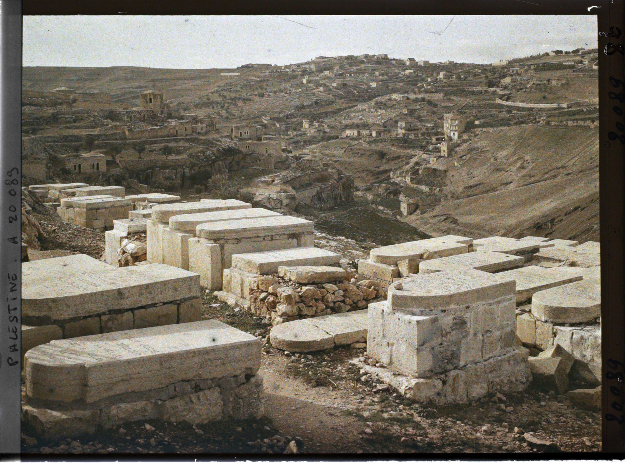 Image représentant Village de Siloé observé depuis un cimetière juif