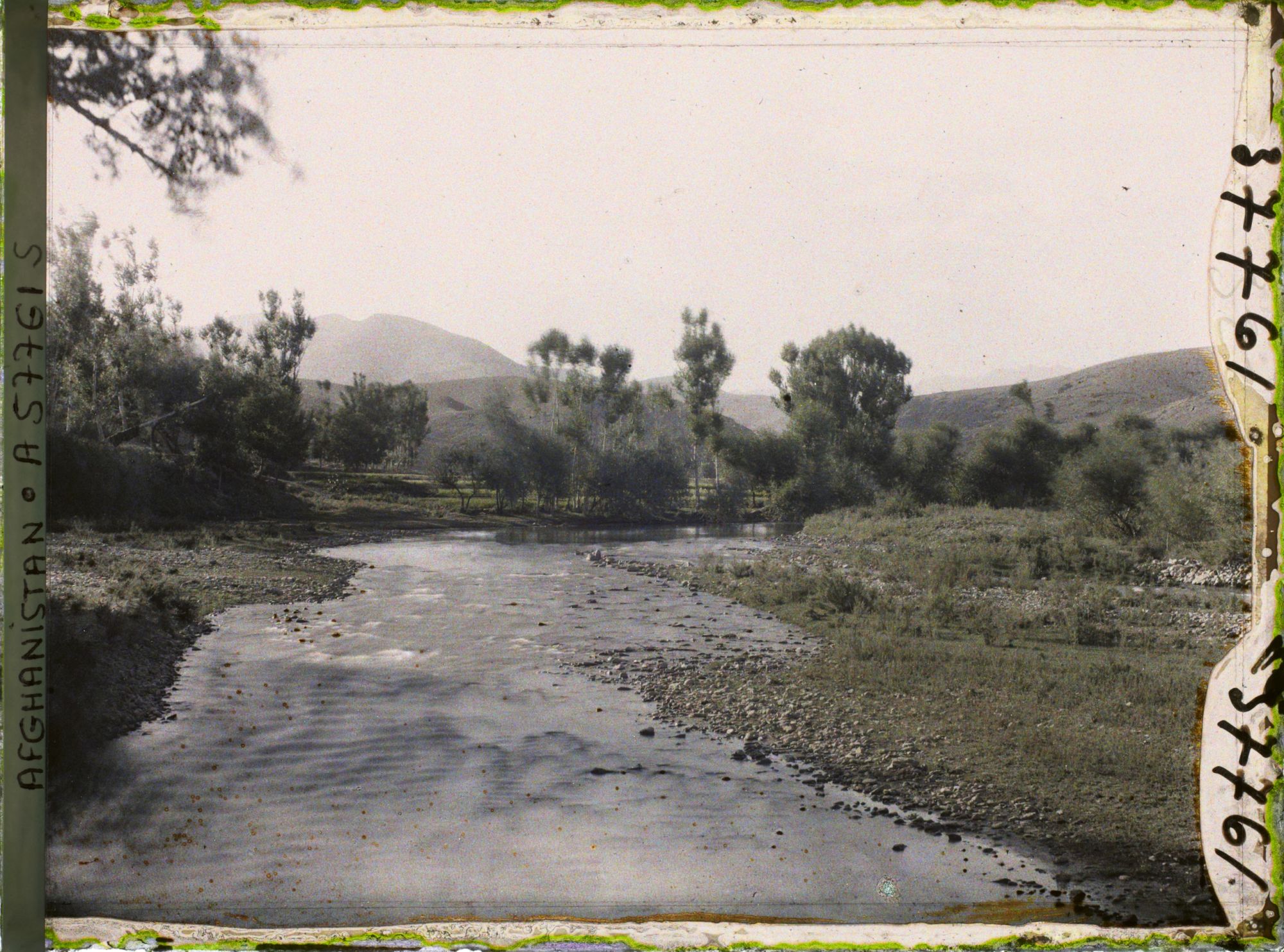 Image représentant (Sur le fleuve Logar, au sud-ouest de Kaboul), les rives du Logar