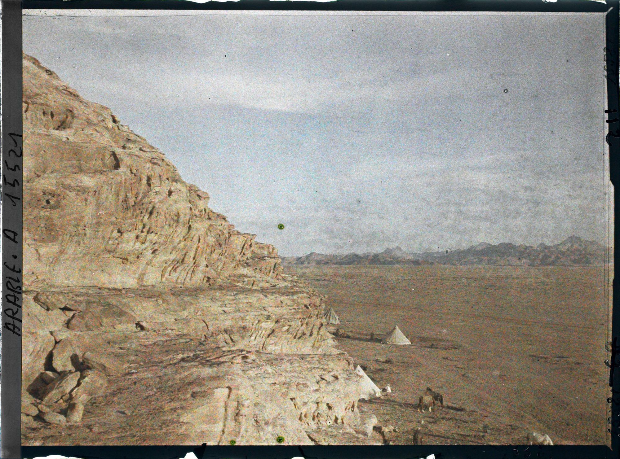 Image représentant Sous les falaises, les tentes du campement des forces arabes du royaume du Hedjaz