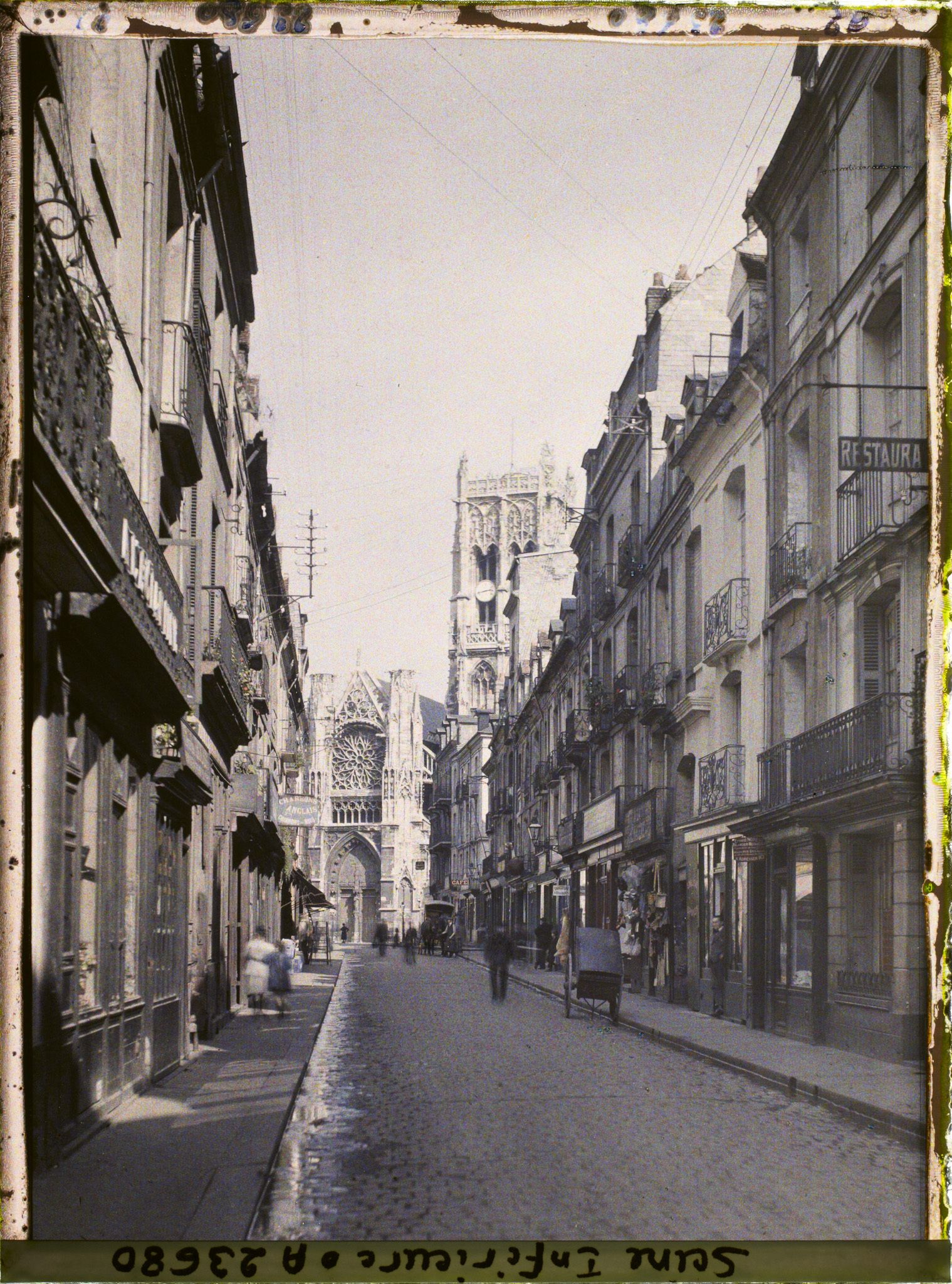 La rue Saint-Jacques et l'église Saint-Jacques
