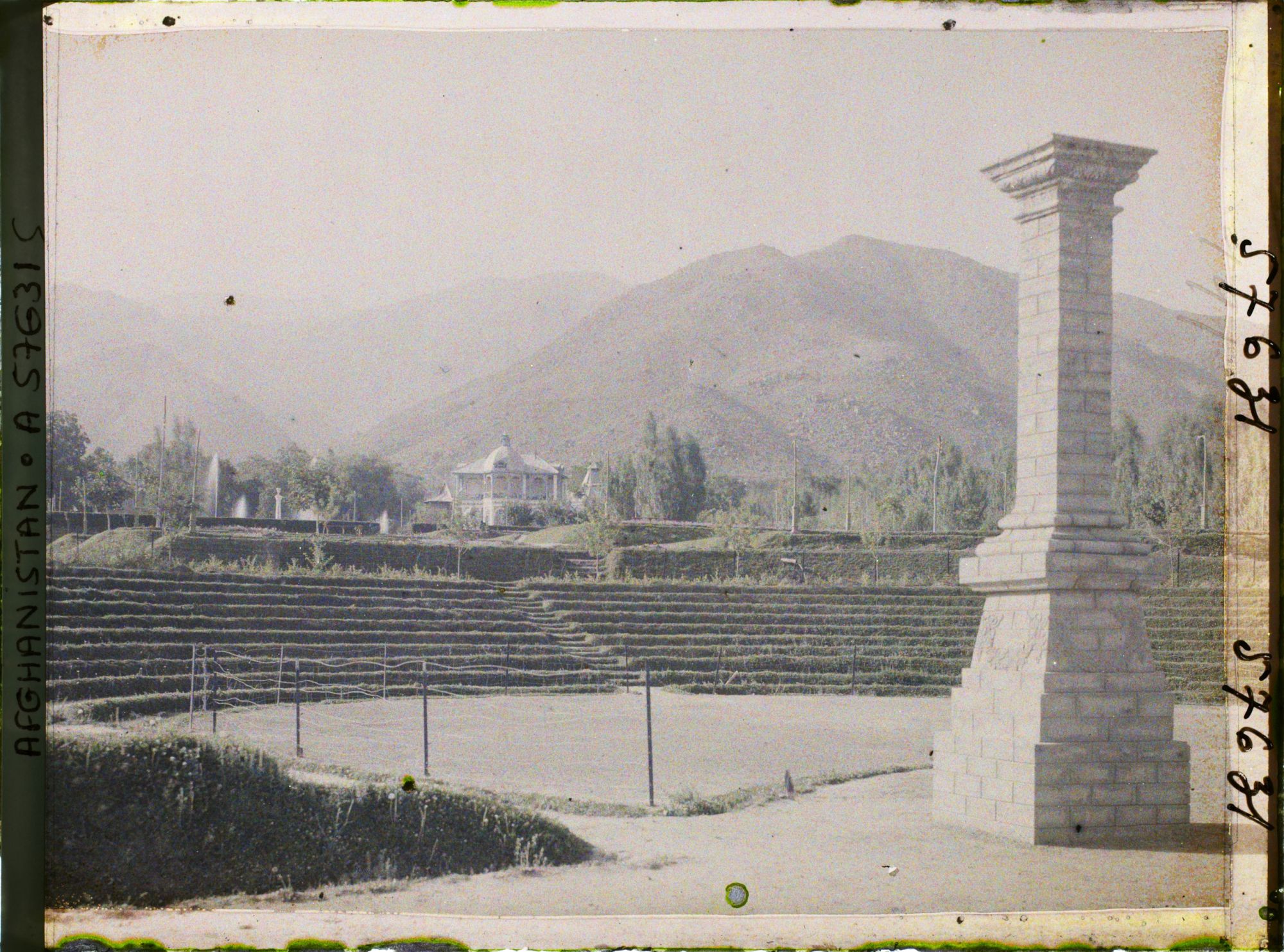 Image représentant dans le Jardin public (Bâgh-e omumi), le nouvel amphithéâtre (qui parfois servait de chambre parlementaire en plein air)