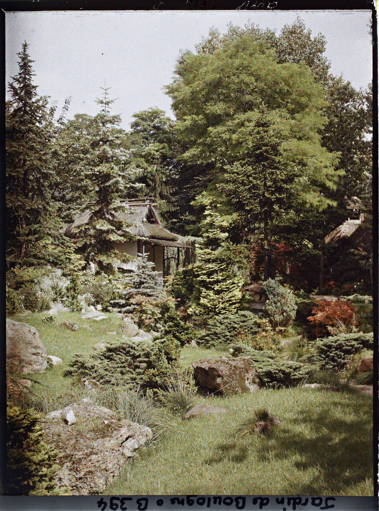 Image représentant Maison de thé dans le " village japonais ", vu depuis les abords de la maison ouest