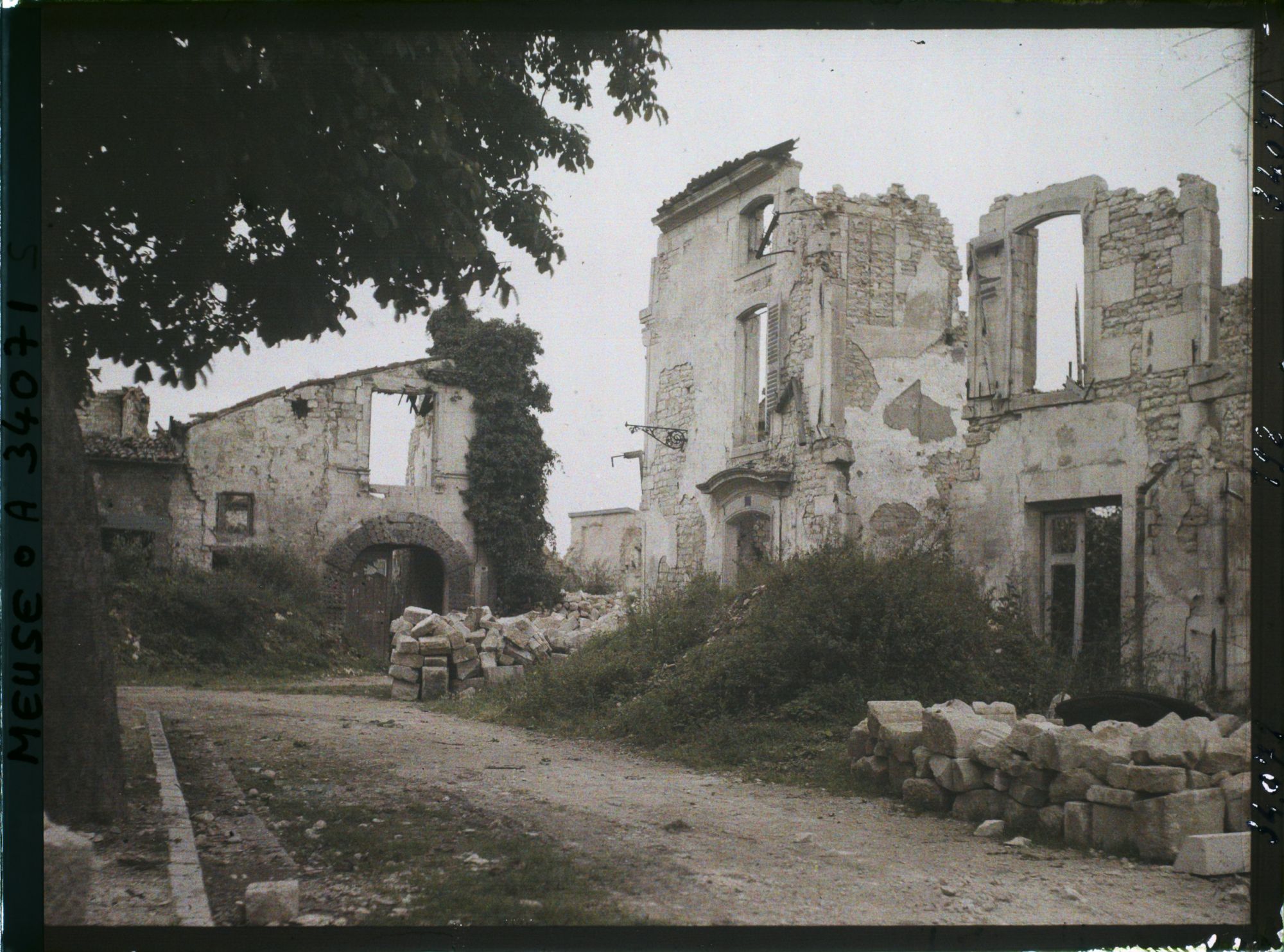 Image représentant France, Verdun, Un coin de la place du Maréchal Pétain