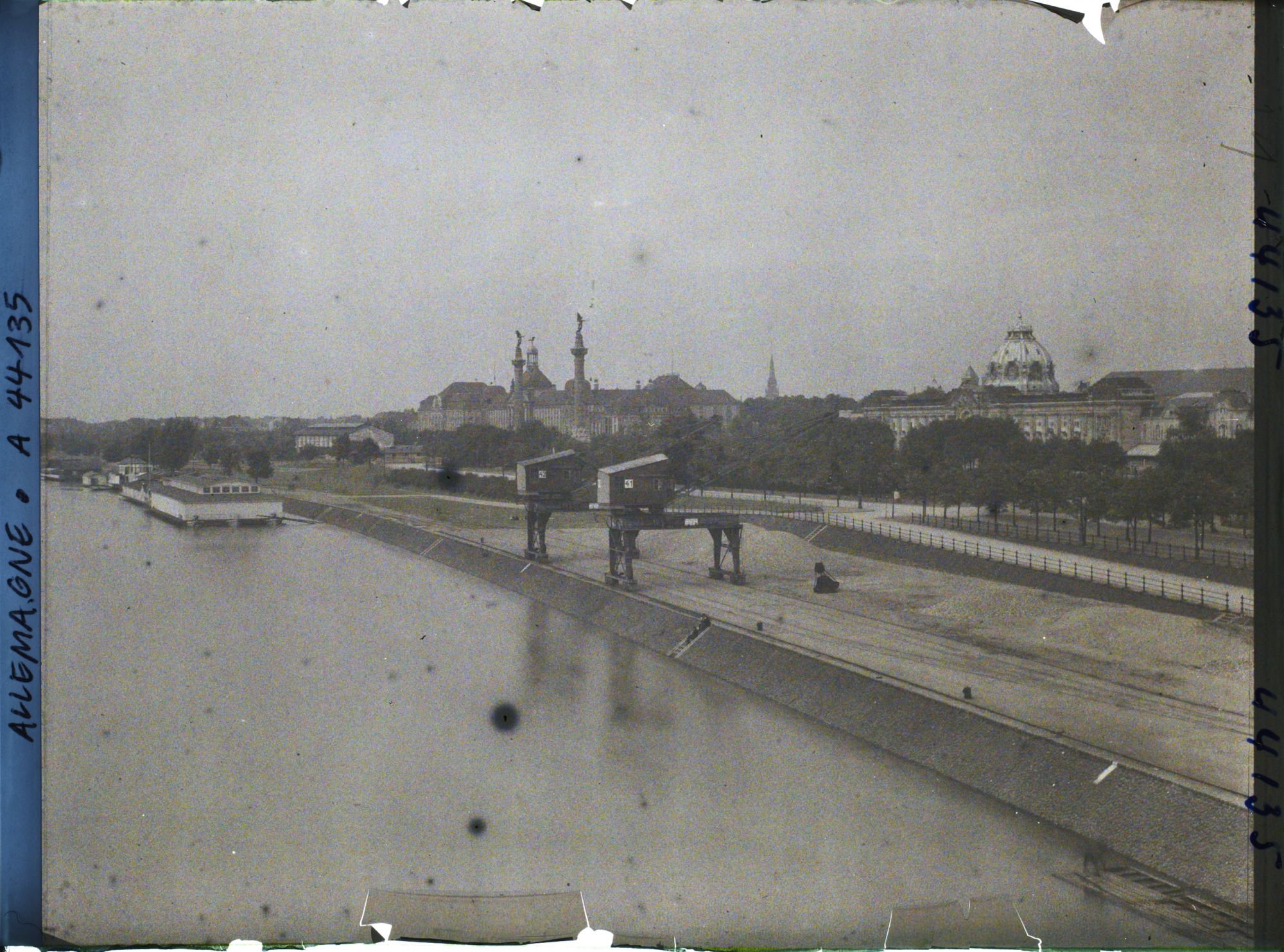 Image représentant Allemagne, Düsseldorf, Le Rhin vers le Palais des Expositions et la Préfecture