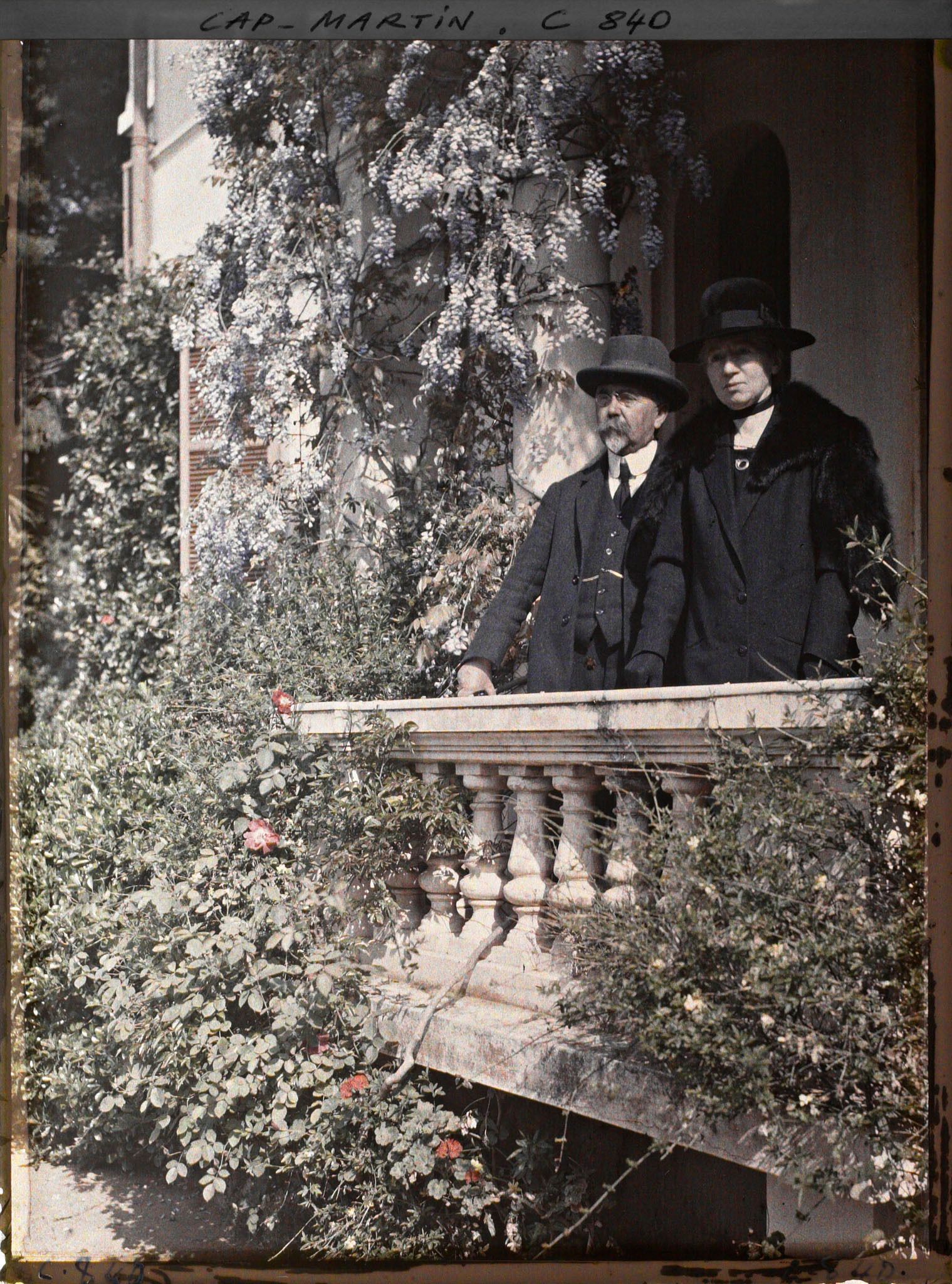 Image représentant Monsieur et Madame Raoul Allier invités d'Albert Kahn, sur le perron de la villa Miramar