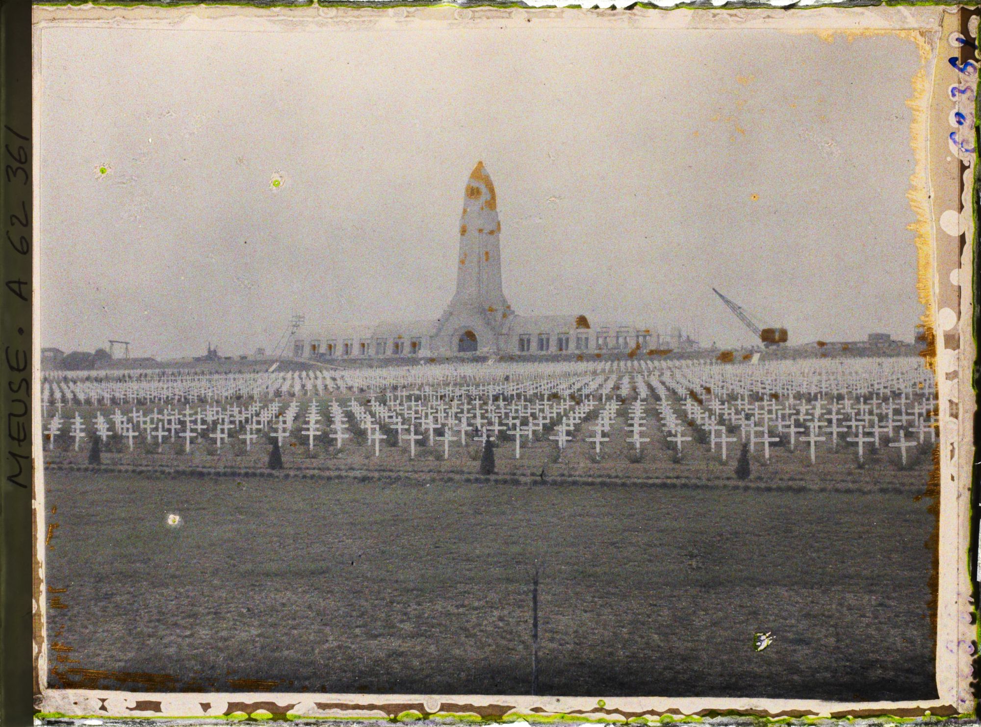 Image représentant Meuse, Douaumont, Le Cimetière et l'Ossuaire