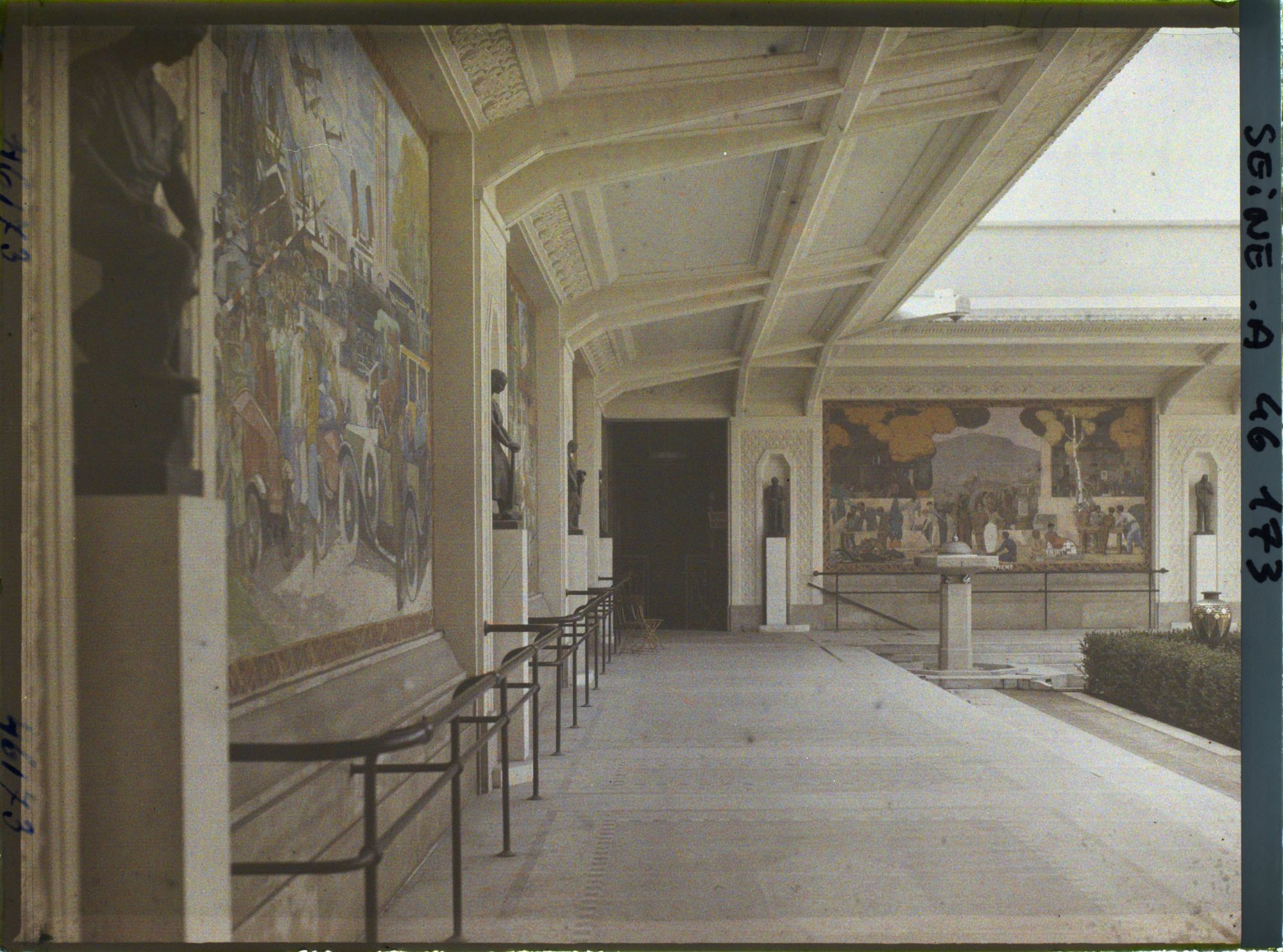 Image représentant L'Exposition des arts décoratifs, la Cour des métiers, sur l'esplanade des Invalides