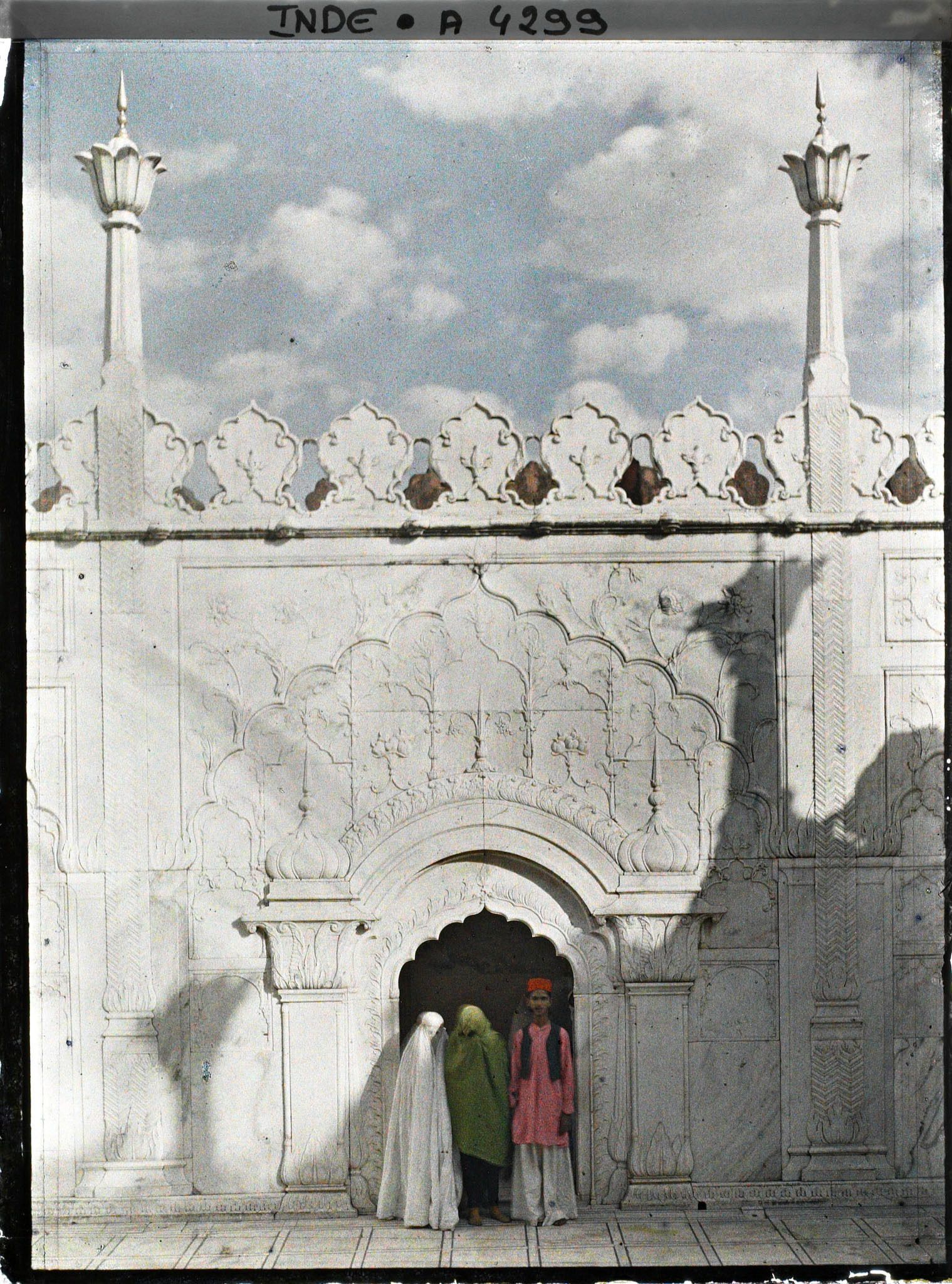 Image représentant Femmes voilées et gardien (?) sous la porte de l'enceinte de la mosquée de la Perle (Moti Masjid) dans le fort Rouge (Lal Qila)