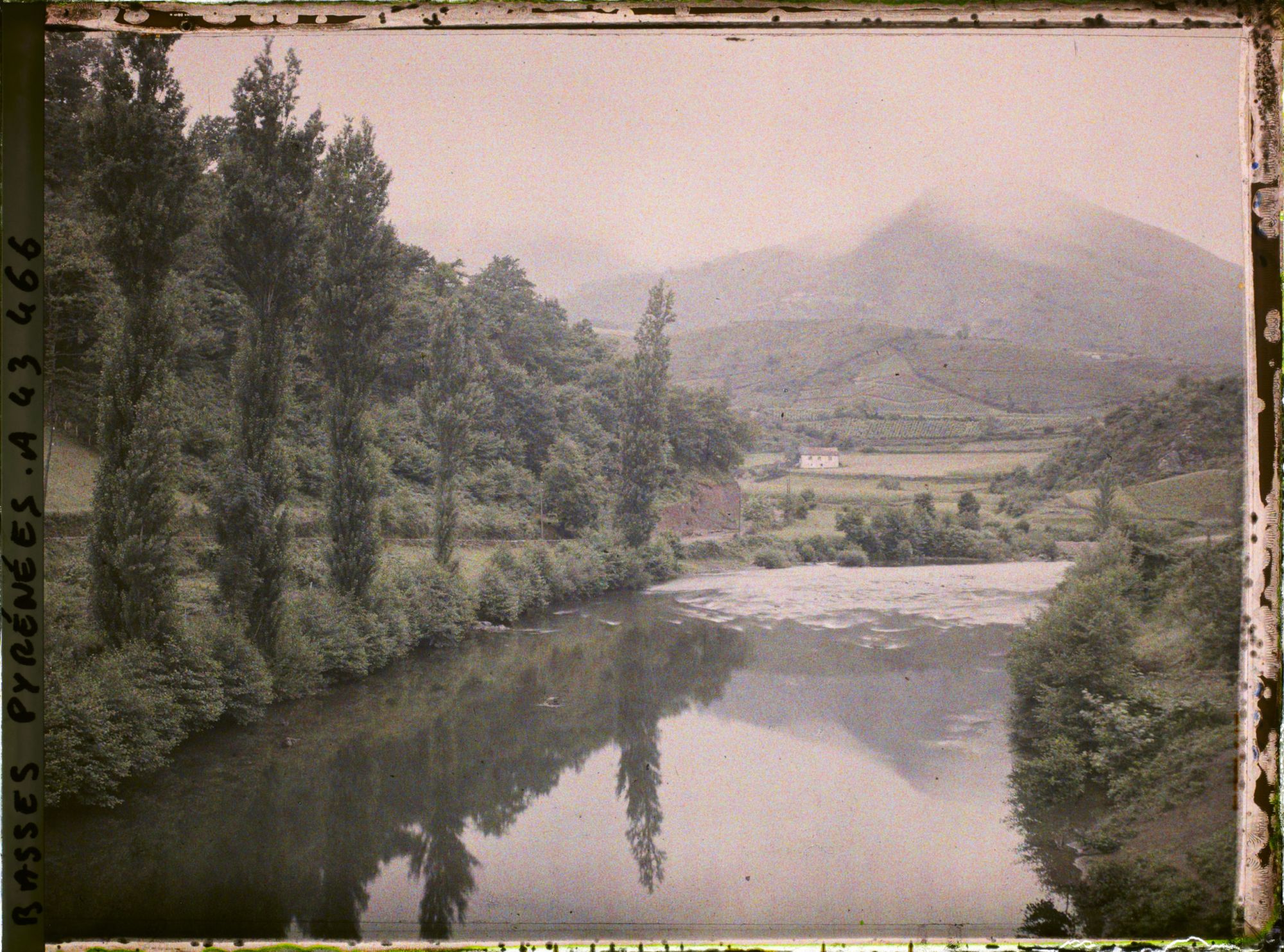Image représentant France, Bidarray, Vue prise du Vieux Pont vers l'aval
