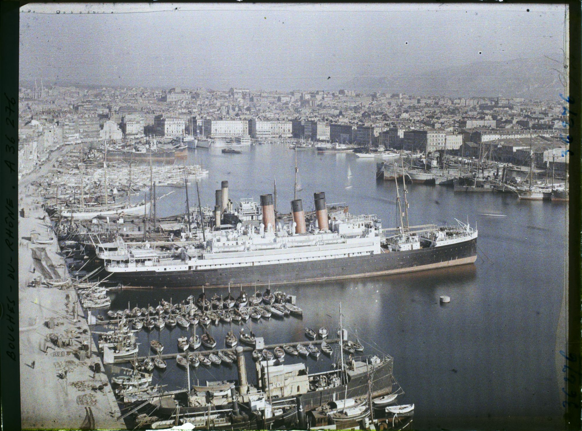 Image représentant Panorama du Vieux Port vers la Cannebière pris depuis le pont transbordeur