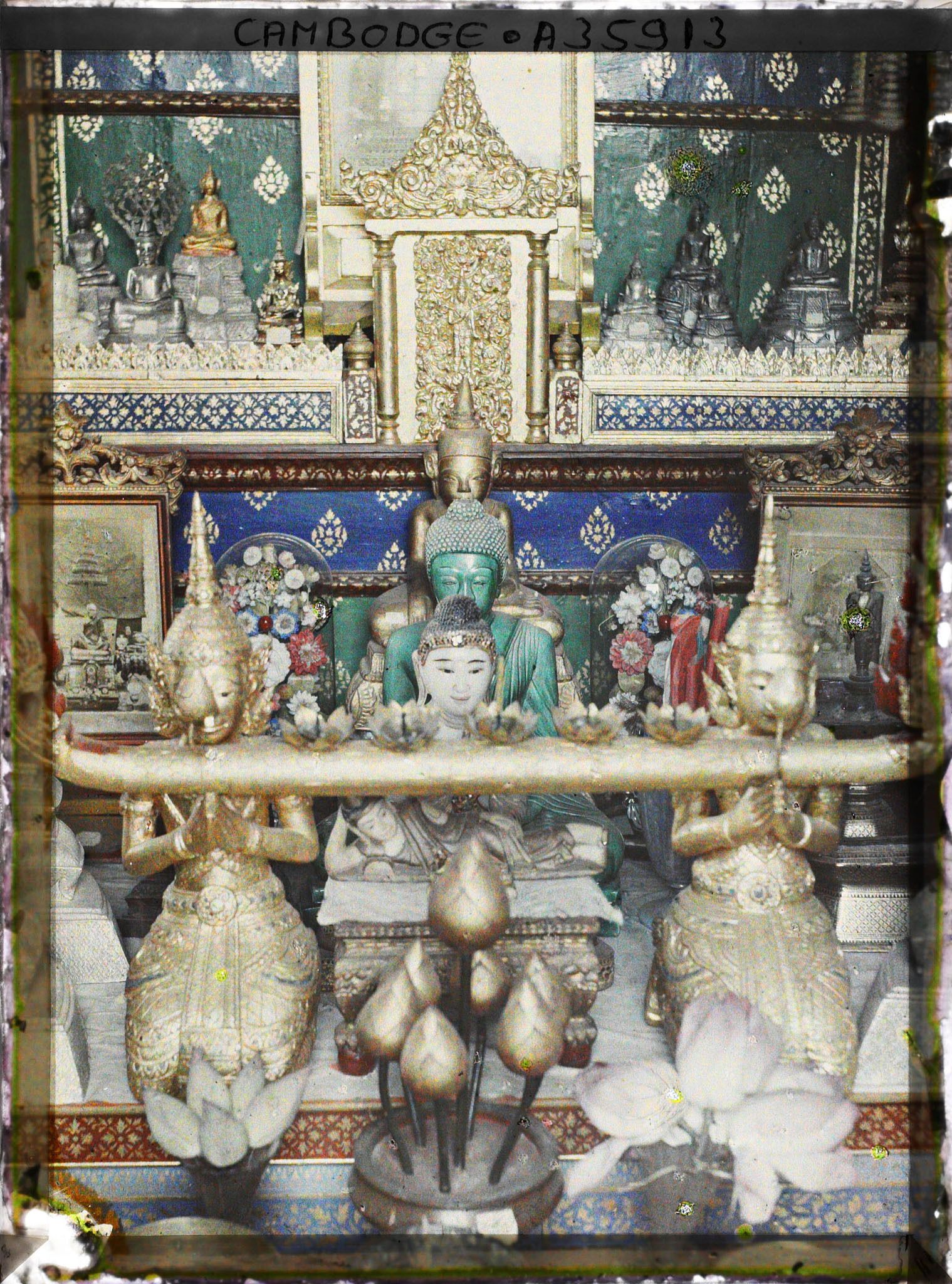 Image représentant Bouddha d'Emeraude, entouré d'autres statues