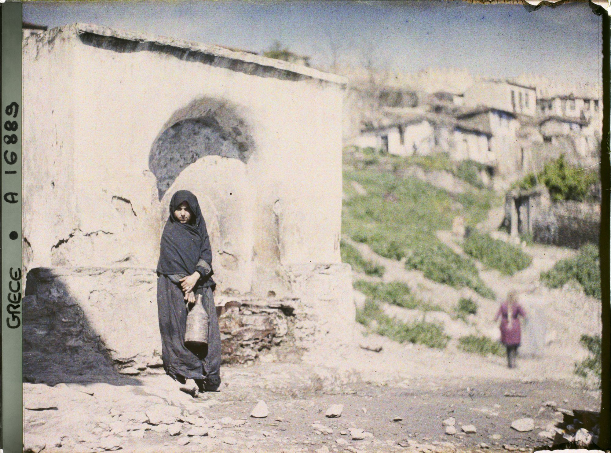 Image représentant Grèce, Salonique, Jeune fille d'Emeuled à la fontaine