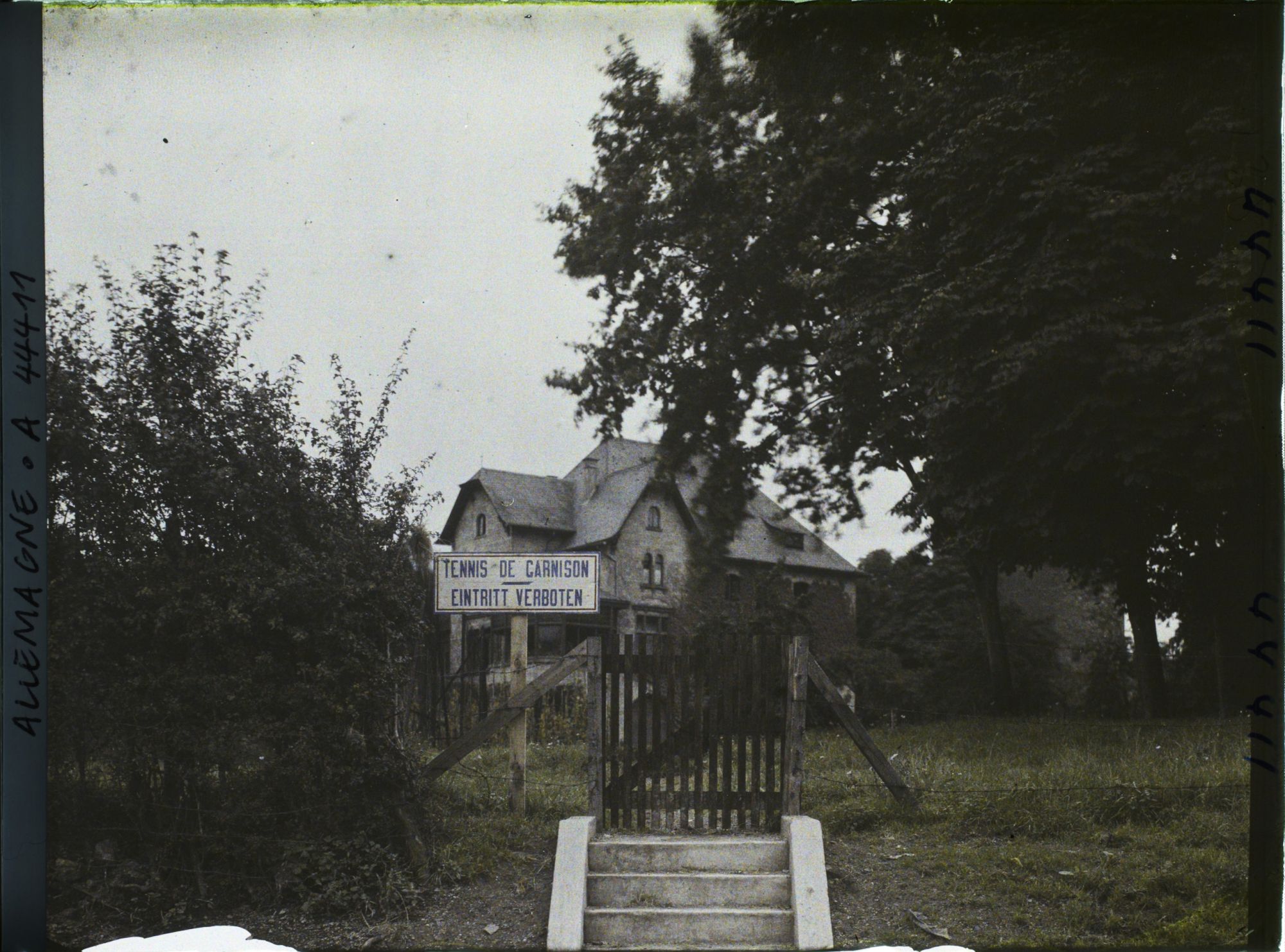 Image représentant Allemagne, Andernach, Inscription française ( Tennis de Garnison )