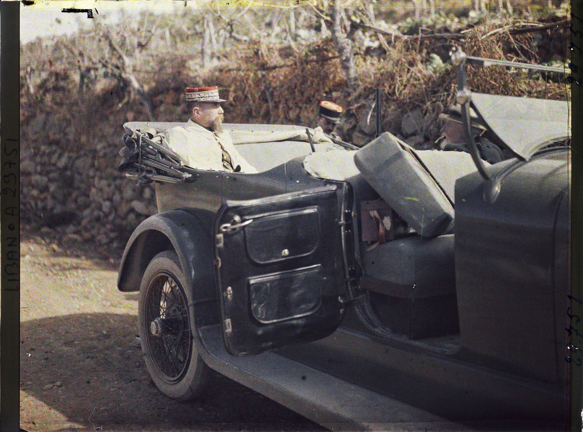 Image représentant Le général Gouraud s'entretenant avec Jean Brunhes