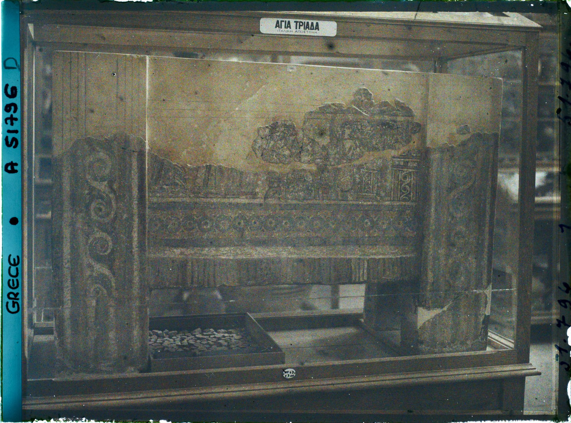 Image représentant Musée archéologique - Sarcophage provenant du site de Haghia Triada (vue de l'autre côté que les deux précédentes vues)