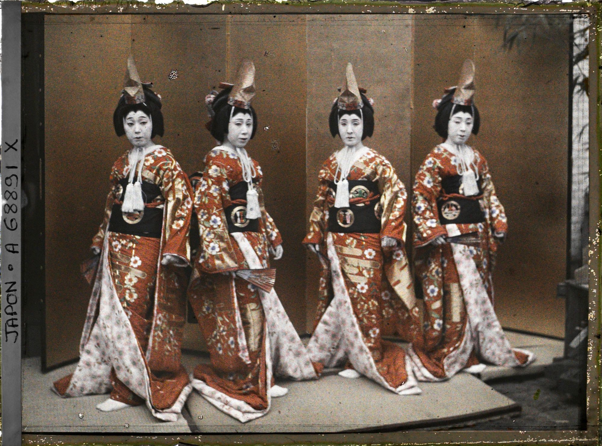 Image représentant Quatre femmes en costumes de théâtre kabuki