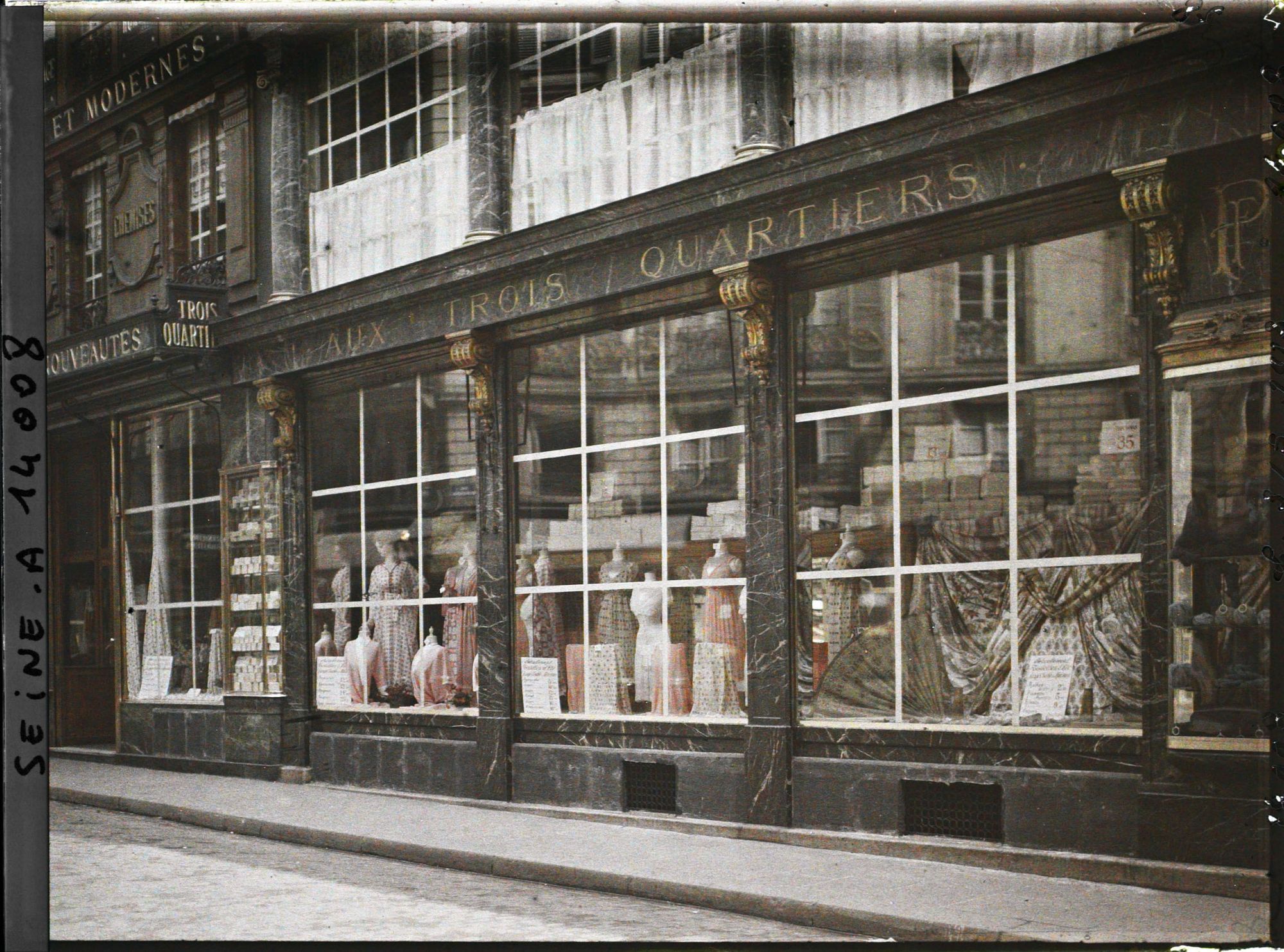 Image représentant Vitrines du magasin de mode Aux Trois Quartiers protégées contre les bombardements boulevard de la Madeleine