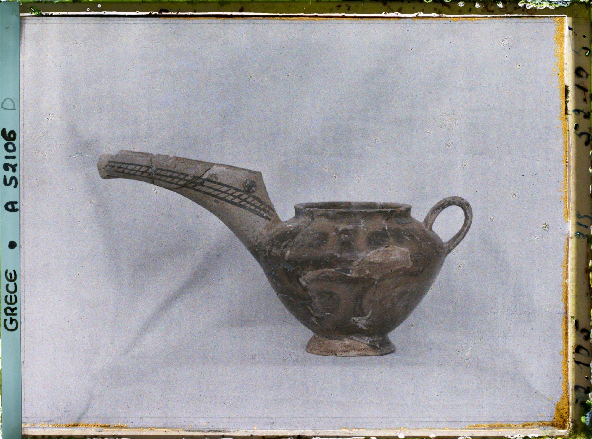 Image représentant Musée archéologique - Vase flammé à long bec verseur provenant de Vassiliki