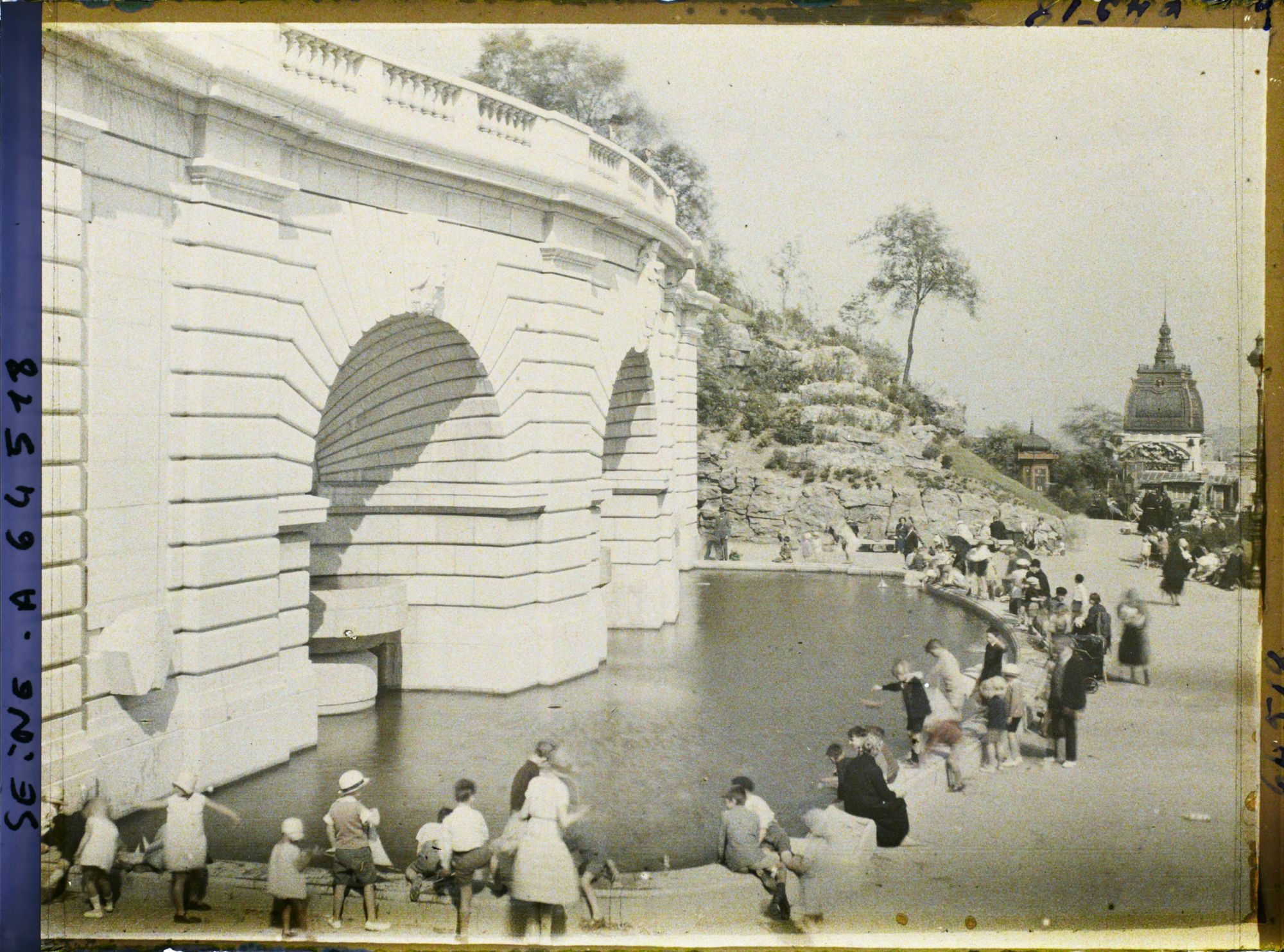 Image représentant La fontaine de Paul Gasq dans le square Saint-Pierre de Montmartre (actuel square Louise-Michel) au pied du Sacré-Coeur