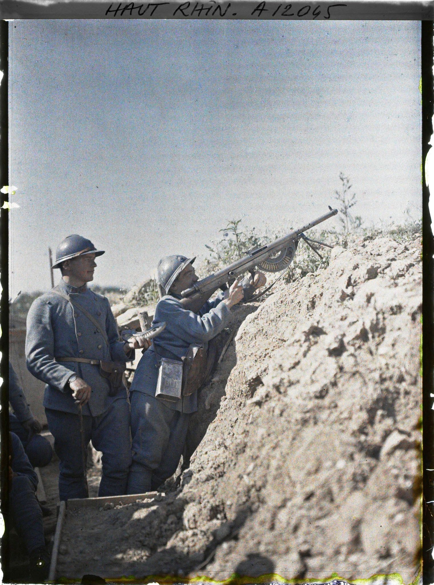 Image représentant Tranchée de première ligne, soldats avec un fusil mitrailleur Chauchat