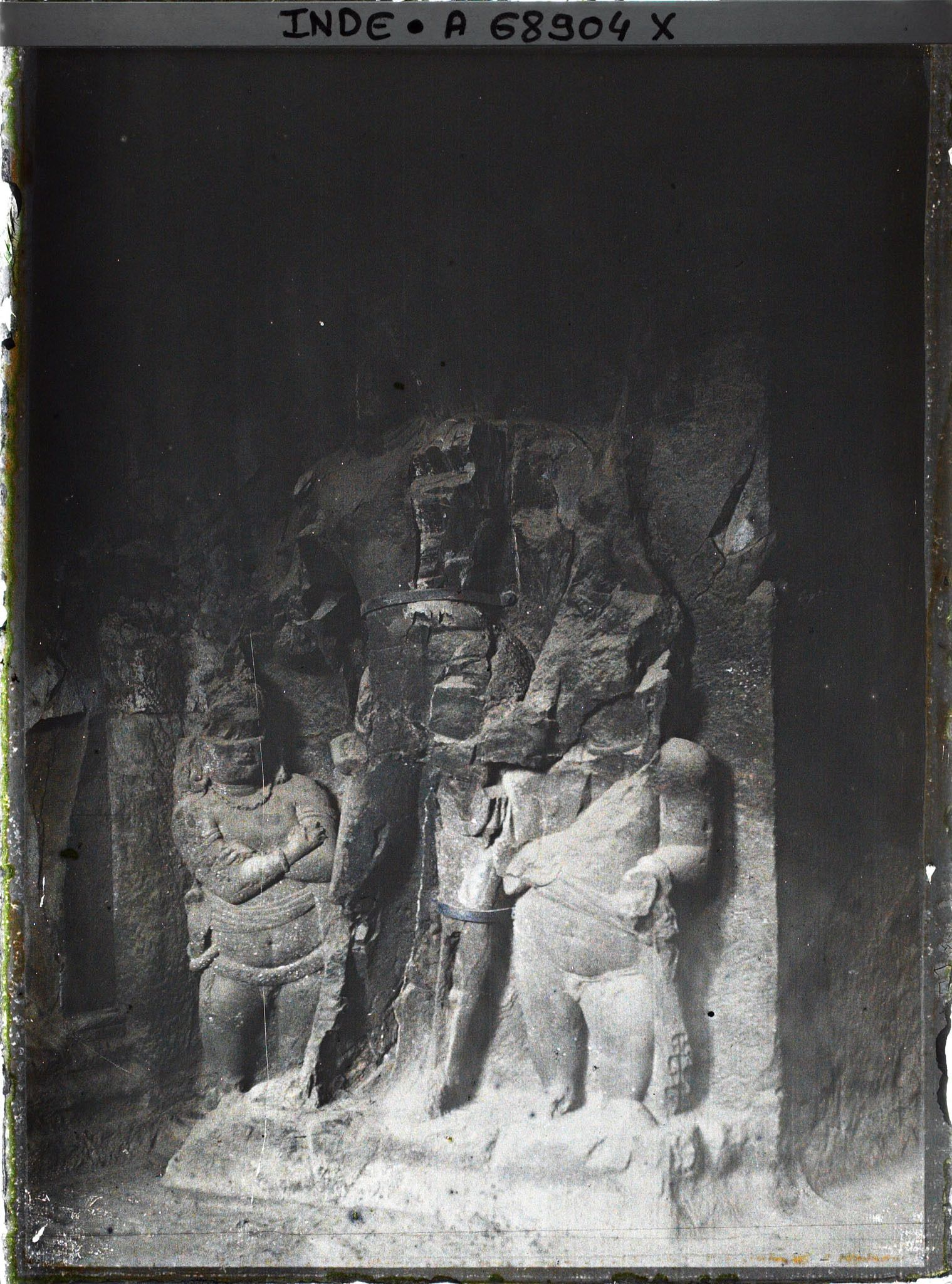 Image représentant Une sculpture en haut-relief d'un temple-caverne dédié à Shiva