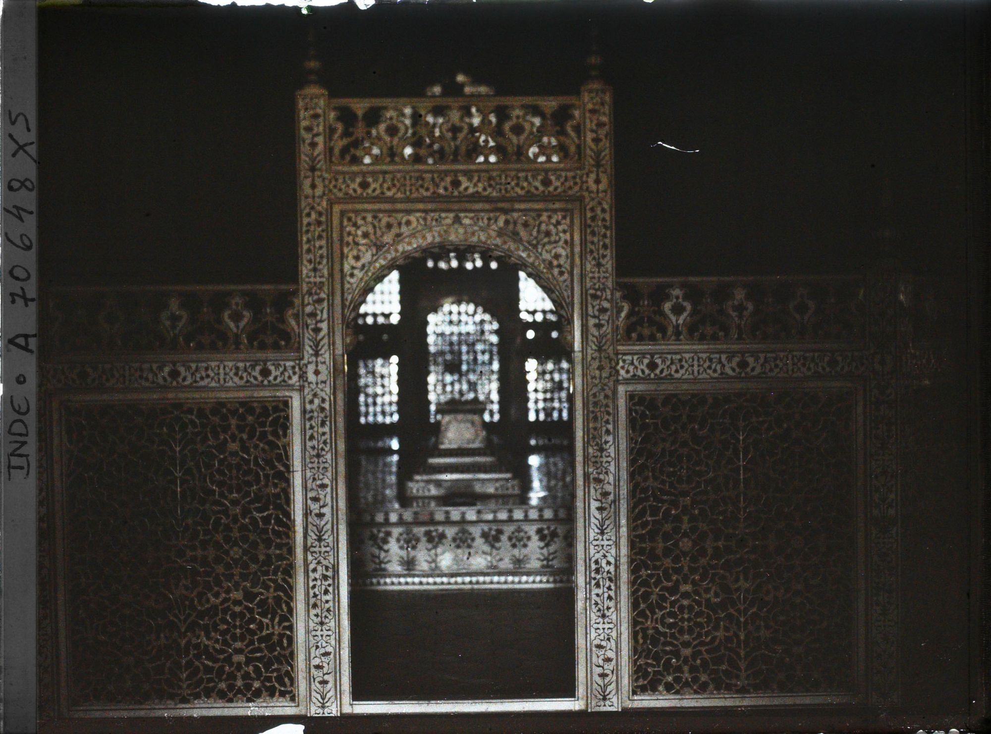 Image représentant Intérieur de la salle funéraire du Taj Mahal