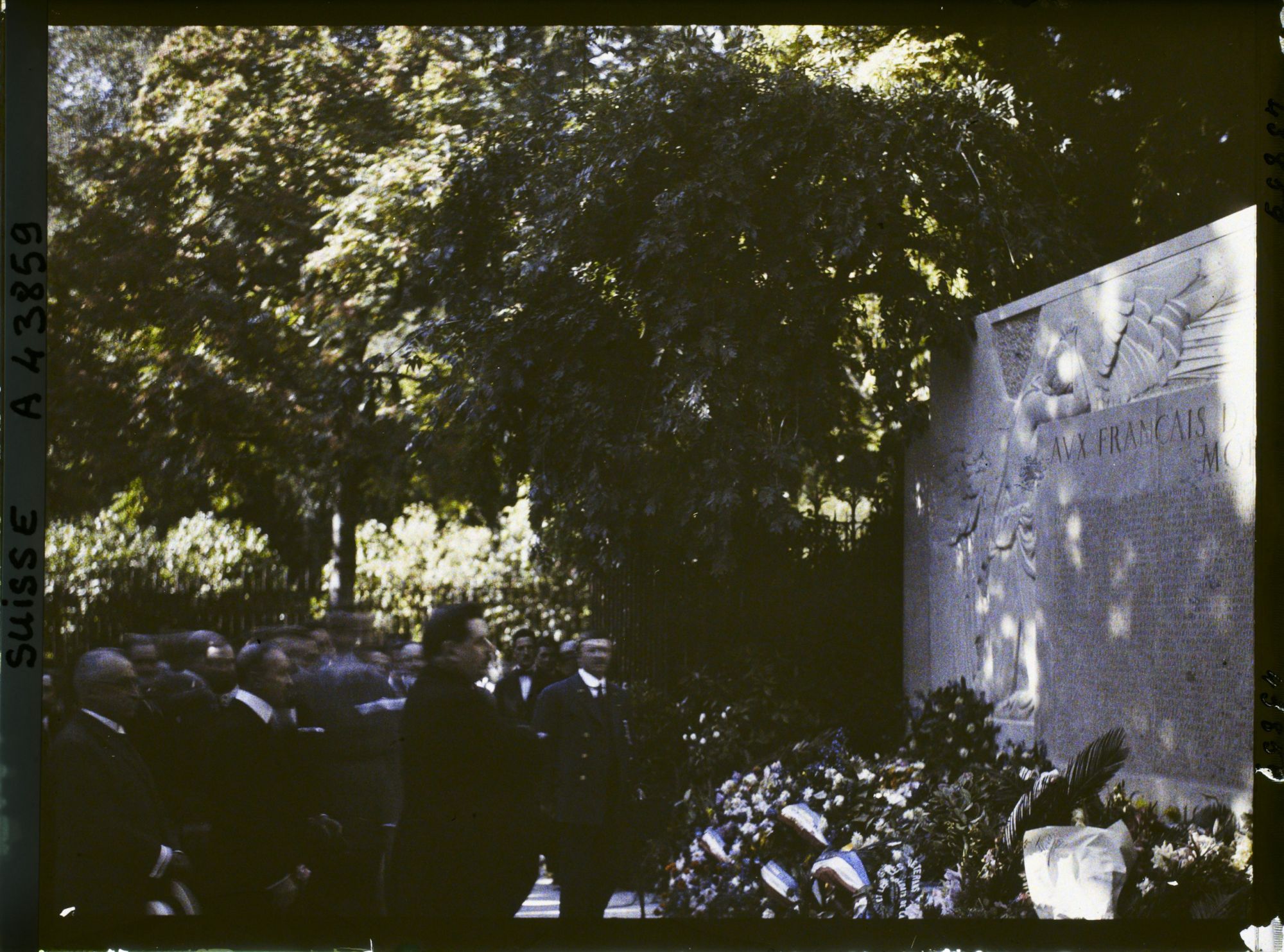 Image représentant Cinquième assemblée annuelle de la Société des Nations (SDN) à Genève. Edouard Herriot, président du Conseil des ministres français, près du monument aux morts dans le jardin du consulat de France, rue Sénebier