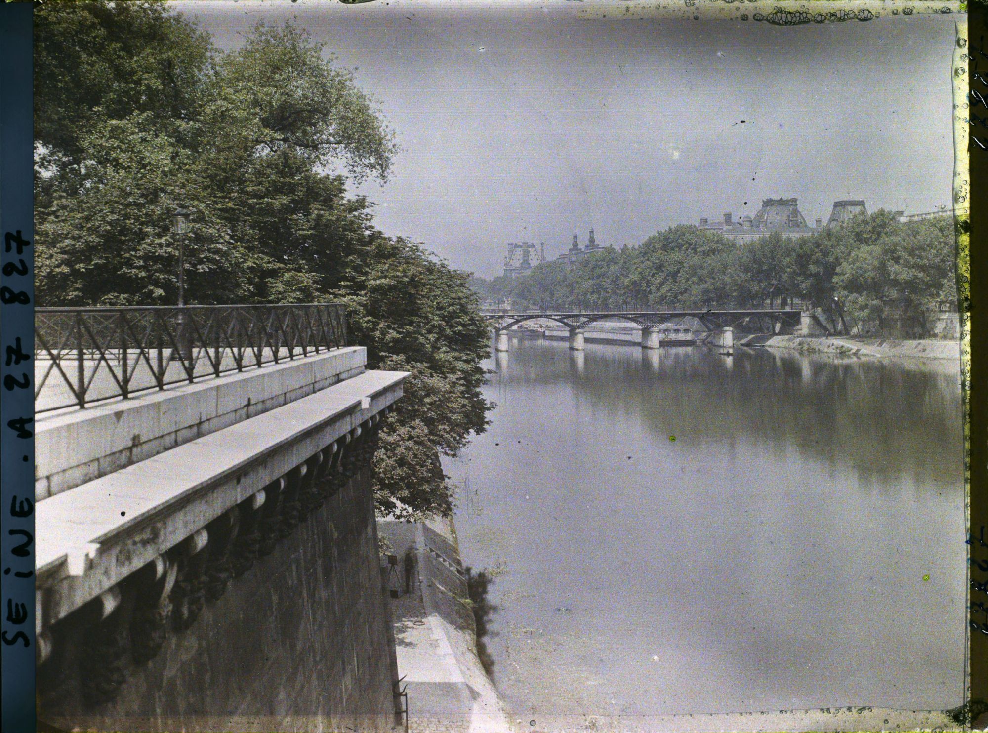 Image représentant Vue sur le Louvre et le pont des Arts depuis l'île de la Cité (pointe du Vert-Galant)