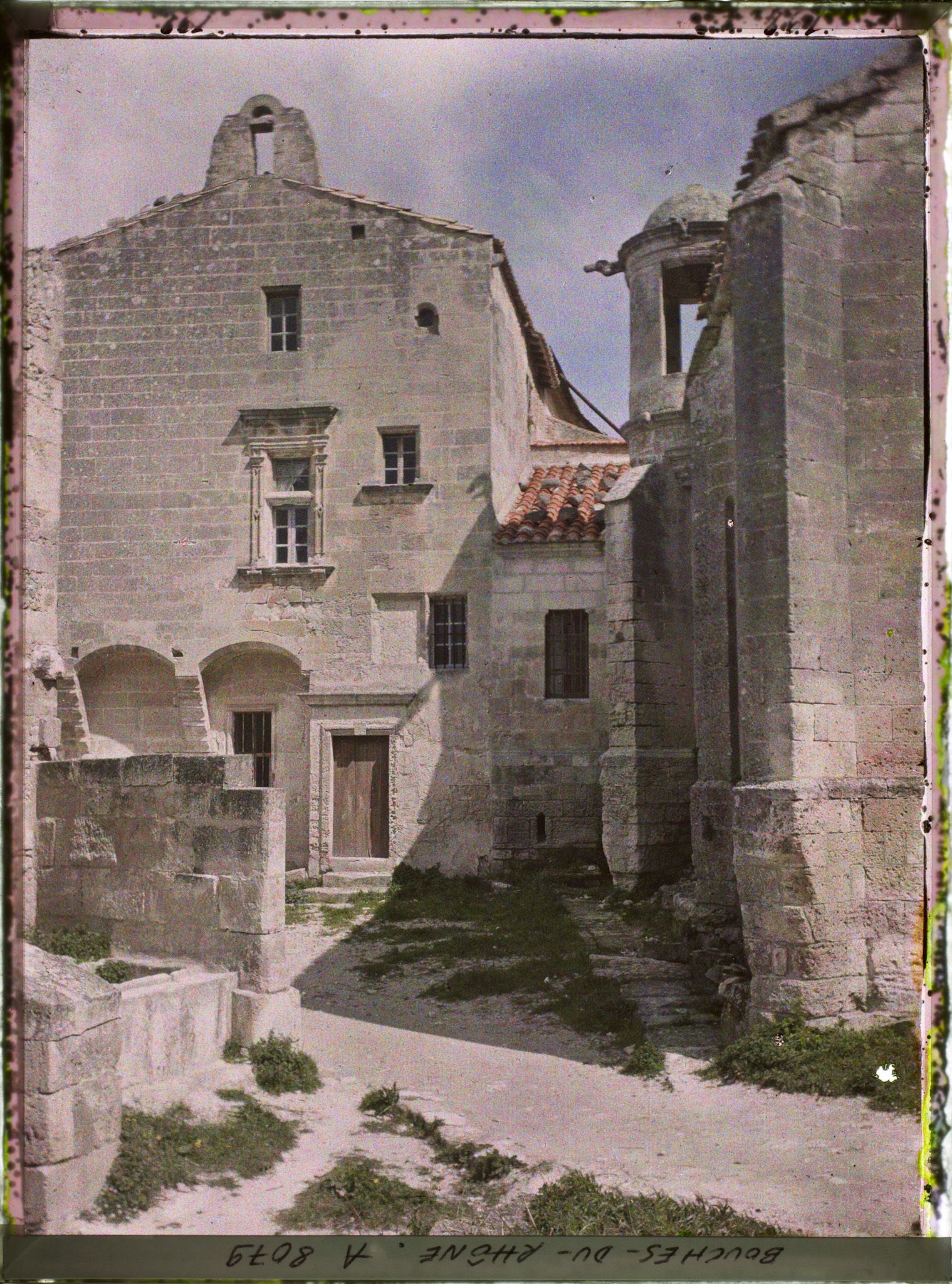 Image représentant L'Hôtel des Porcelet, actuel musée Yves Brayer, derrière l'église Saint-Vincent