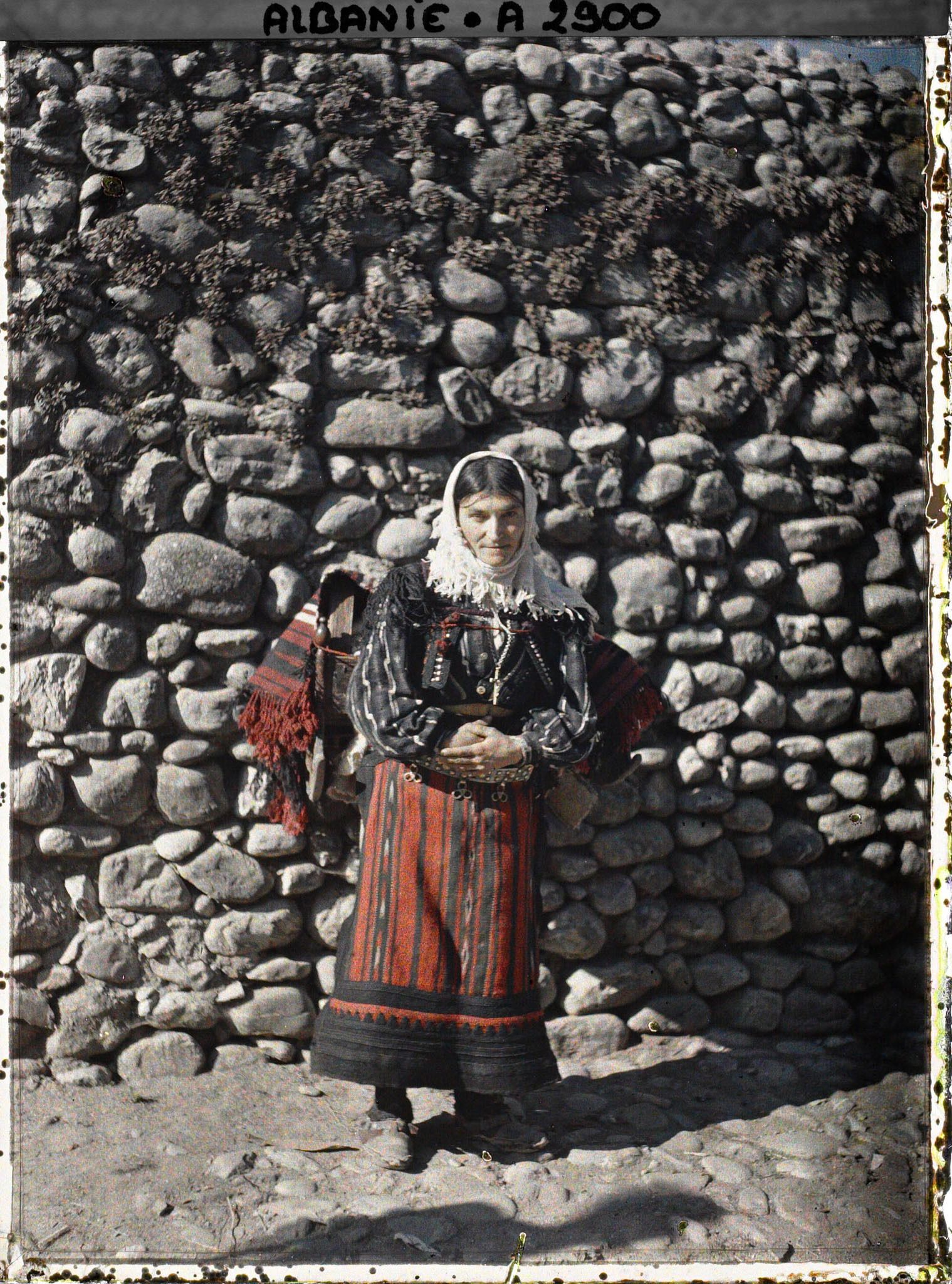 Image représentant Une mirdite catholique de la montagne avec un berceau sur le dos