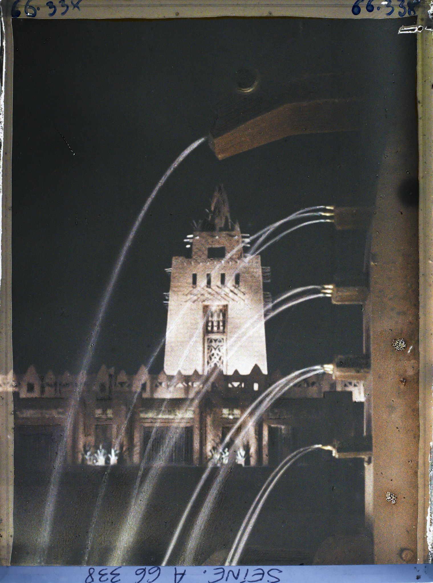 Image représentant L'Exposition Coloniale Internationale de 1931, les illuminations du pavillon de l'AOF (Afrique occidentale française) vue prise depuis la fontaine des totems