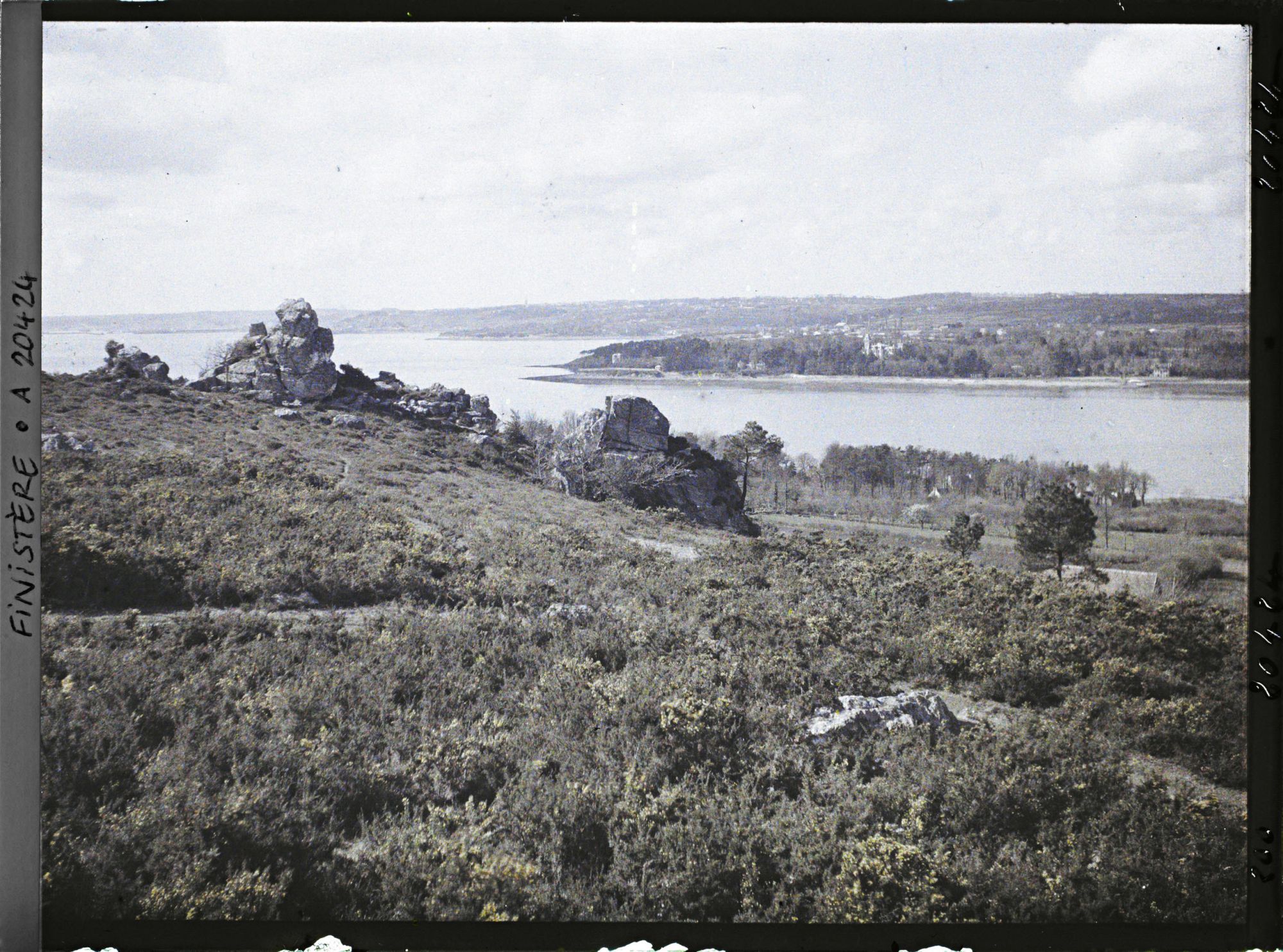 Image représentant La rade de Brest, avec à l'arrière-plan la ville de Brest