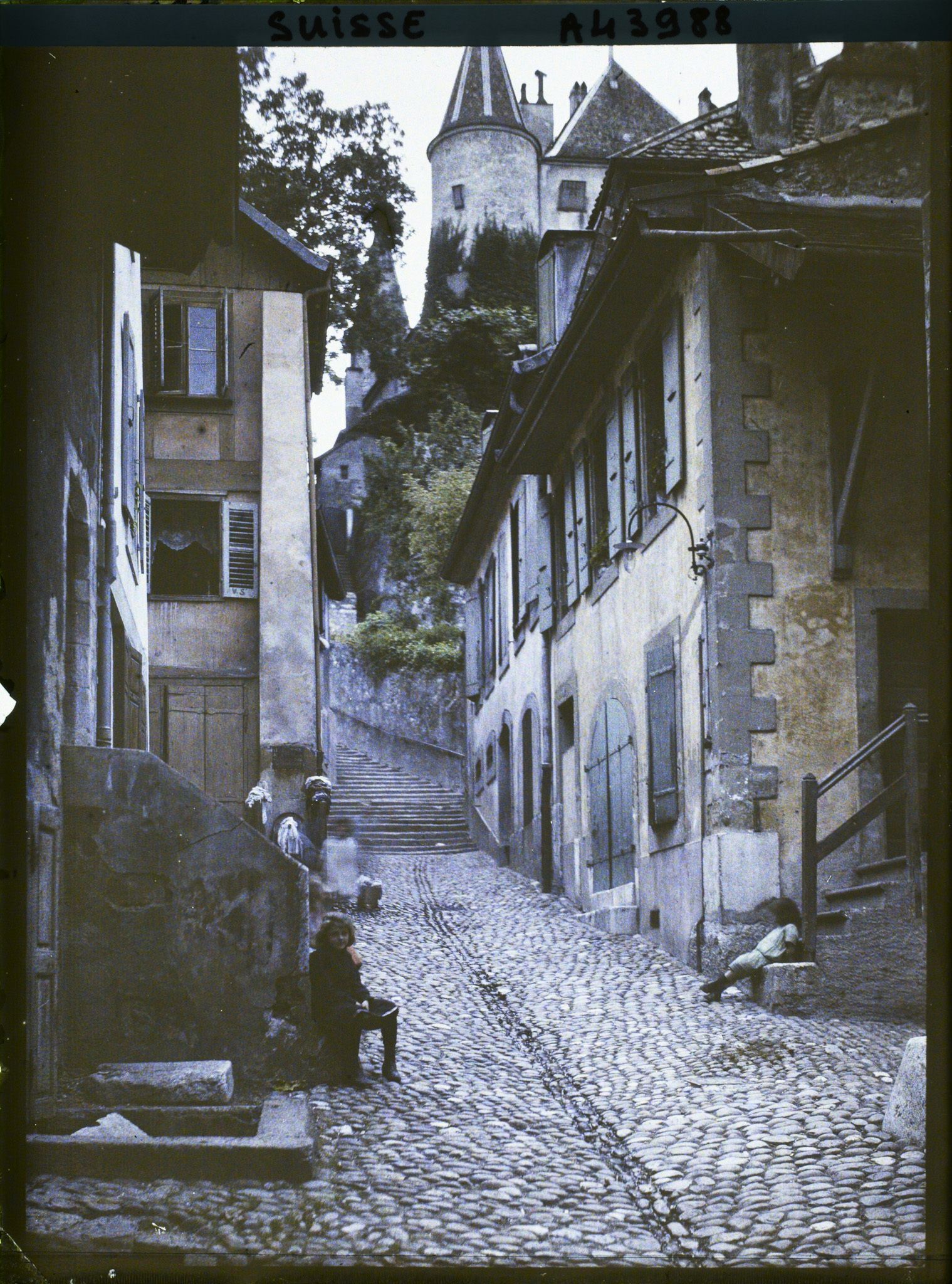 Image représentant La ruelle de la Poterne et le château de Nyon