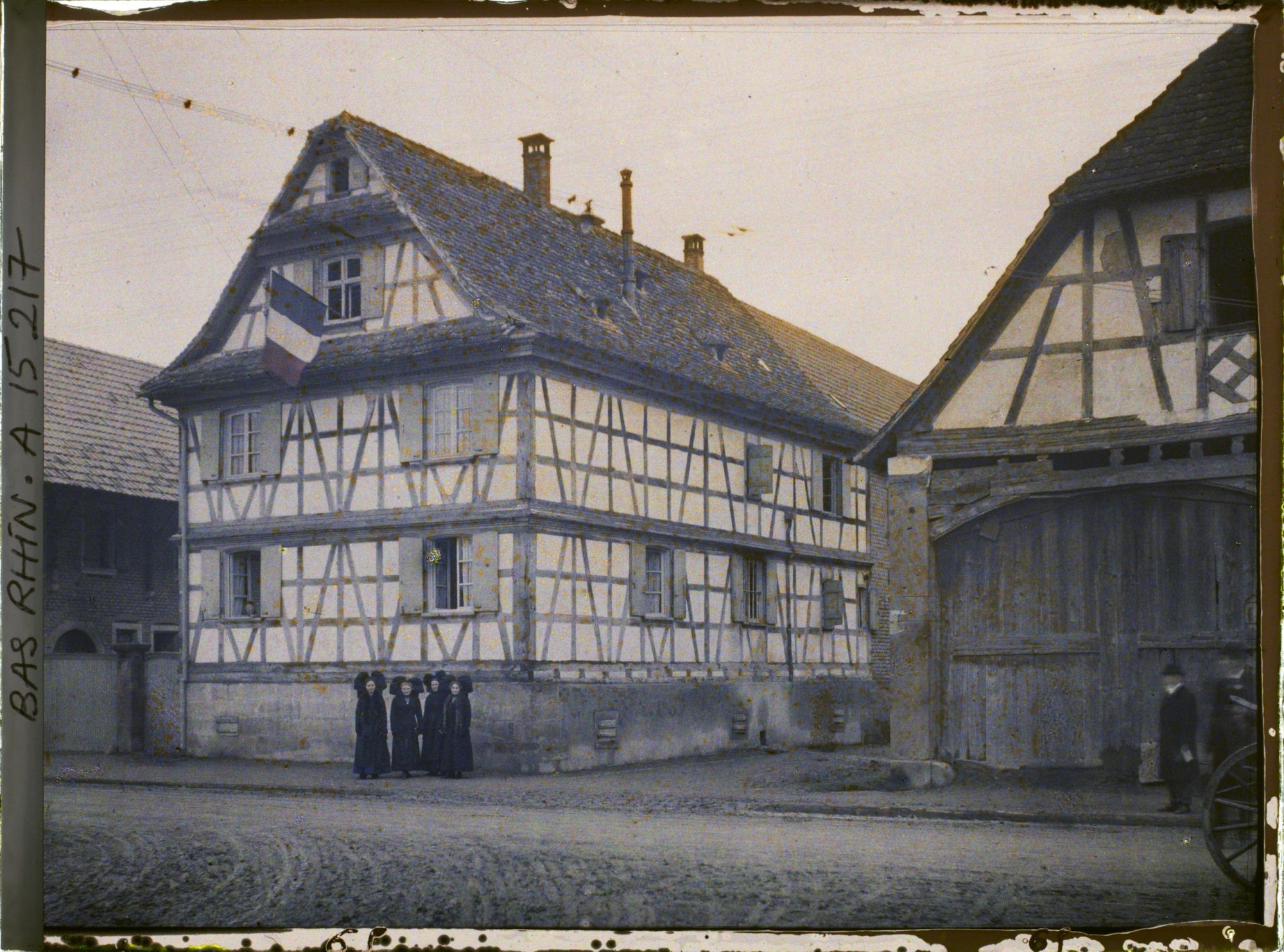Image représentant France Alsace, Strasbourg, Enzheim : Une maison avec drapeau, ressemblant à Celles de Dannemarie (avec 4 alsaciennes)