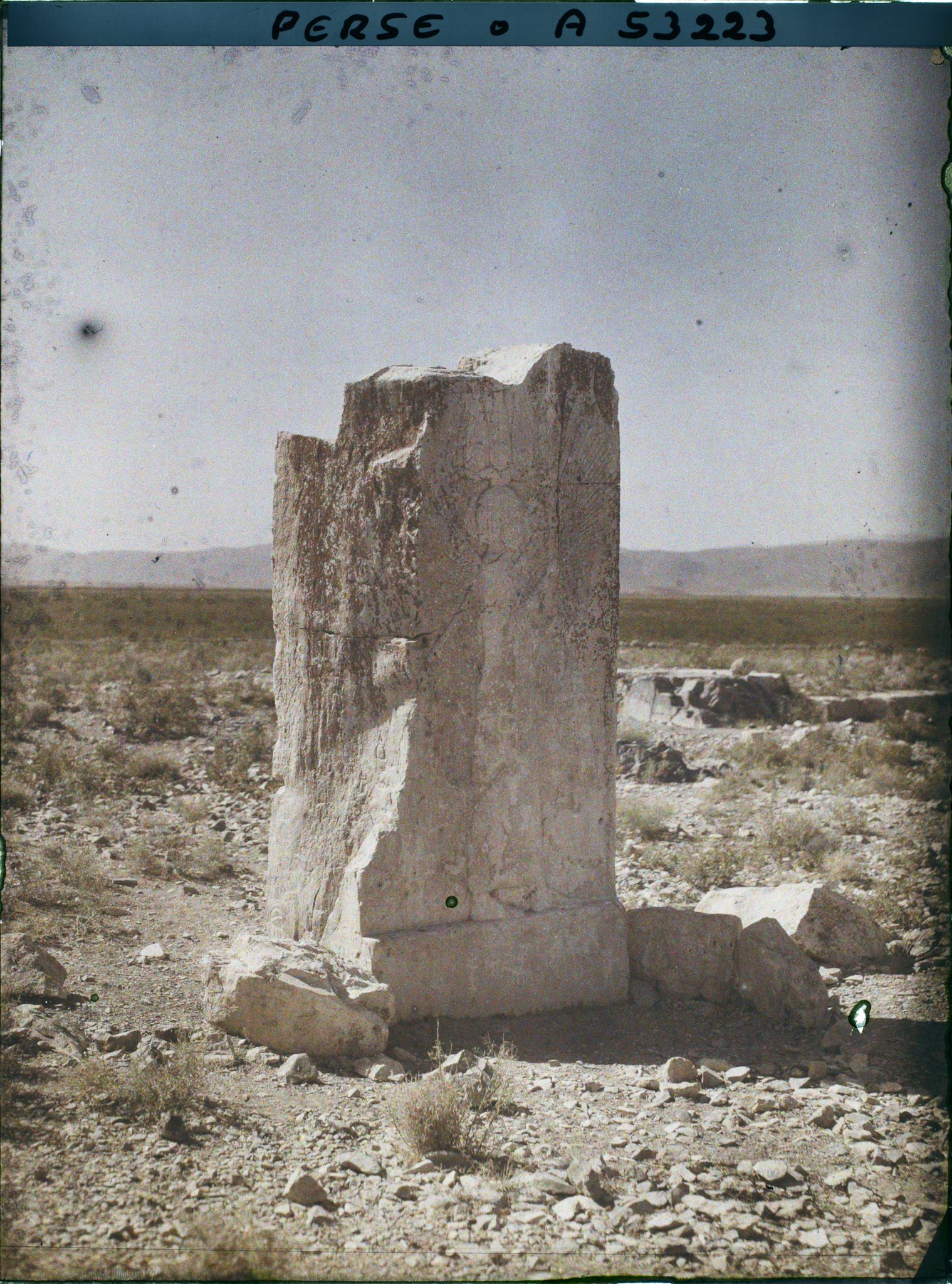 Image représentant Vestige d'un pilier de la salle d'audience près du tombeau de Cyrus II, décoré d'un génie ailé