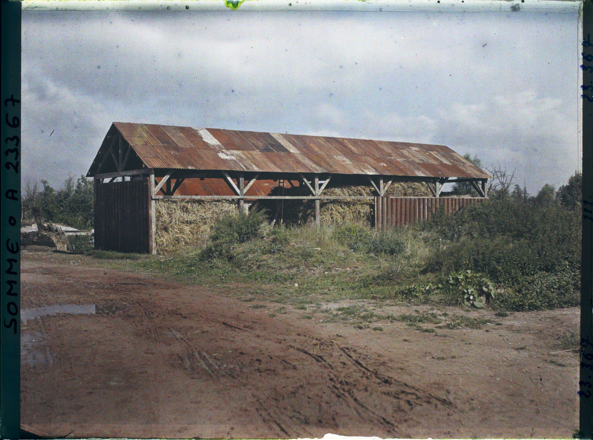 Image représentant France, Biaches, Un hangar en tôle ondulée