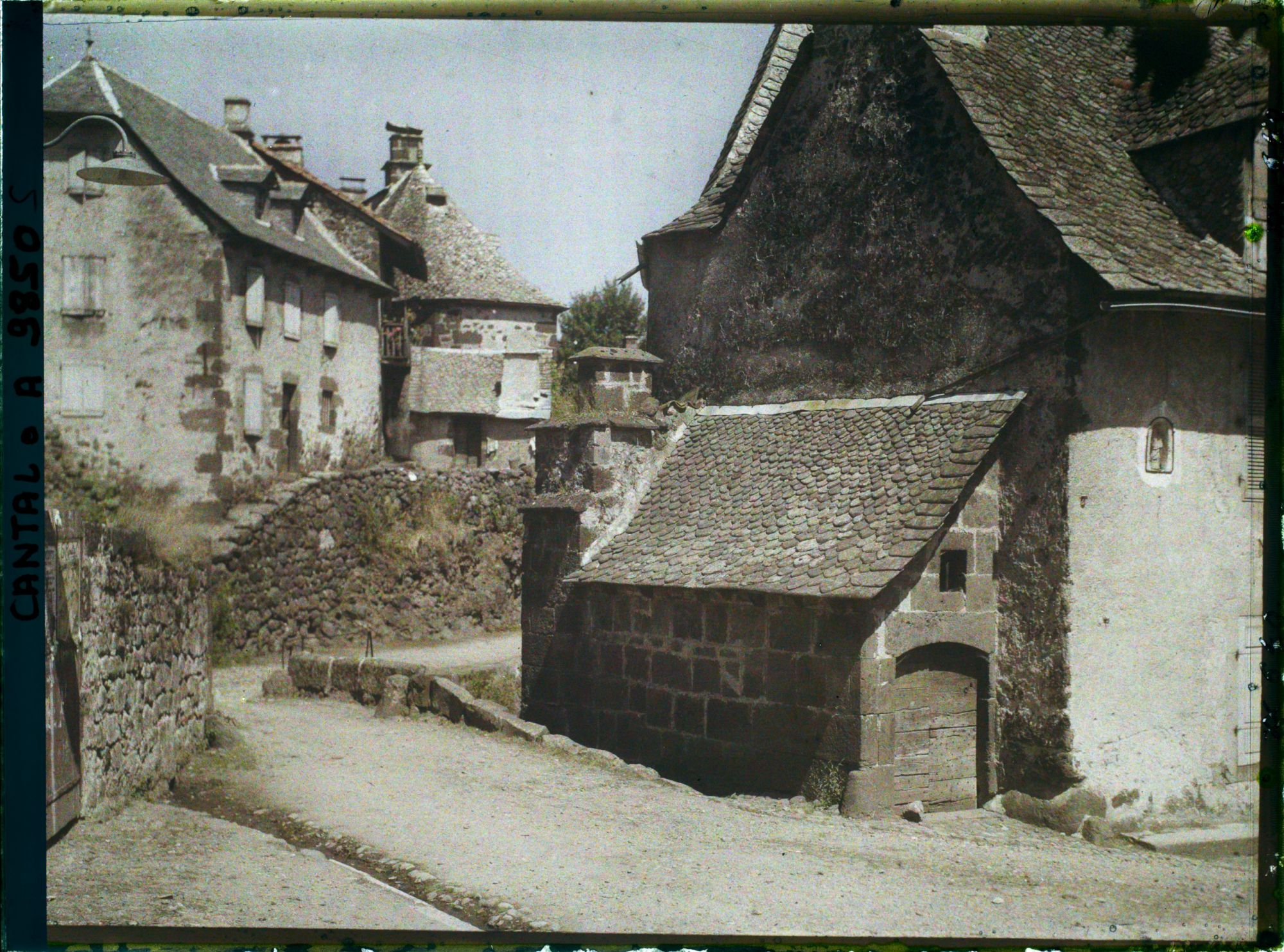 Image représentant Les maisons à l'angle de la place de l'église et de la rue du Dr Civiale