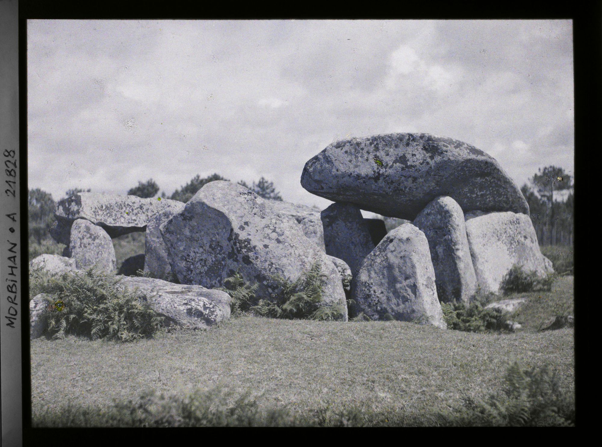 Image représentant Le dolmen de Keriaval, route d'Auray à Carnac