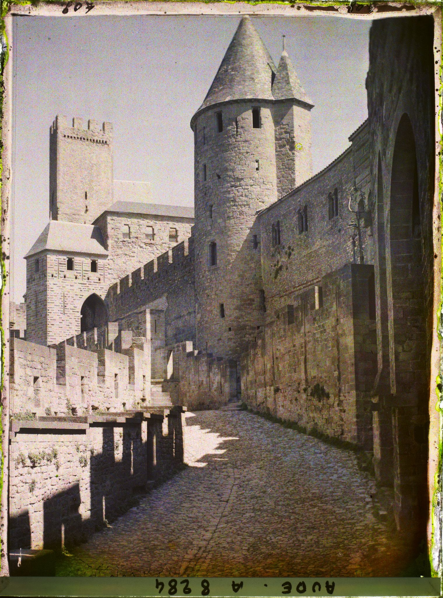 Image représentant Intérieur de l'enceinte et château comtal, vue prise depuis la porte d'Aude