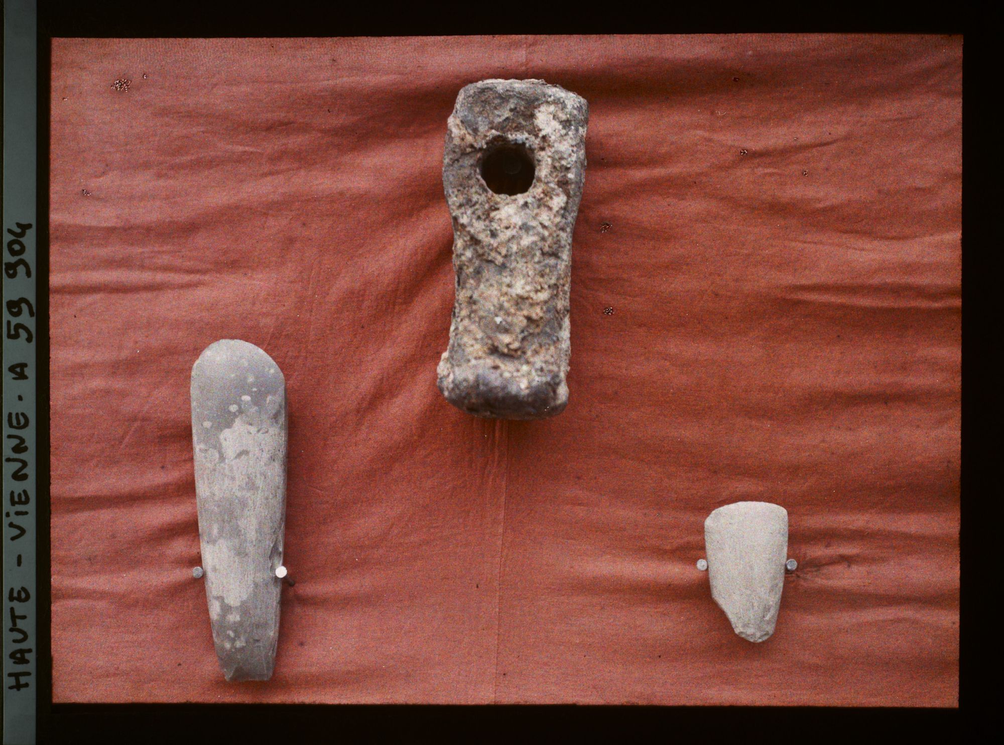 Image représentant Masse romaine et haches de silex