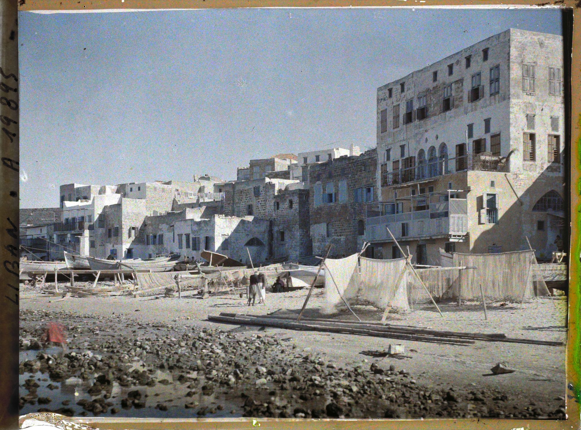 Image représentant Sur le port