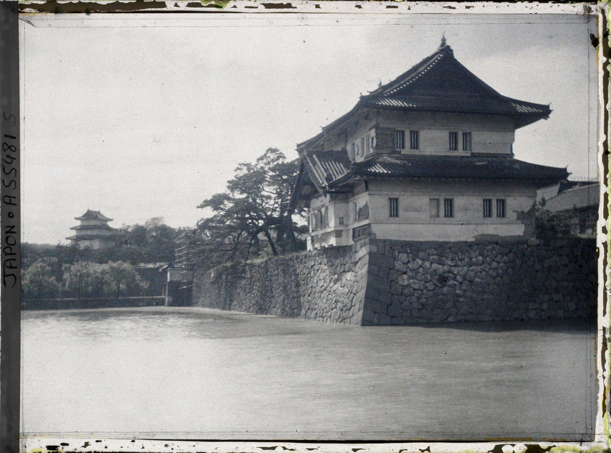 Image représentant Douves et tour d'angle de l'enceinte du palais impérial