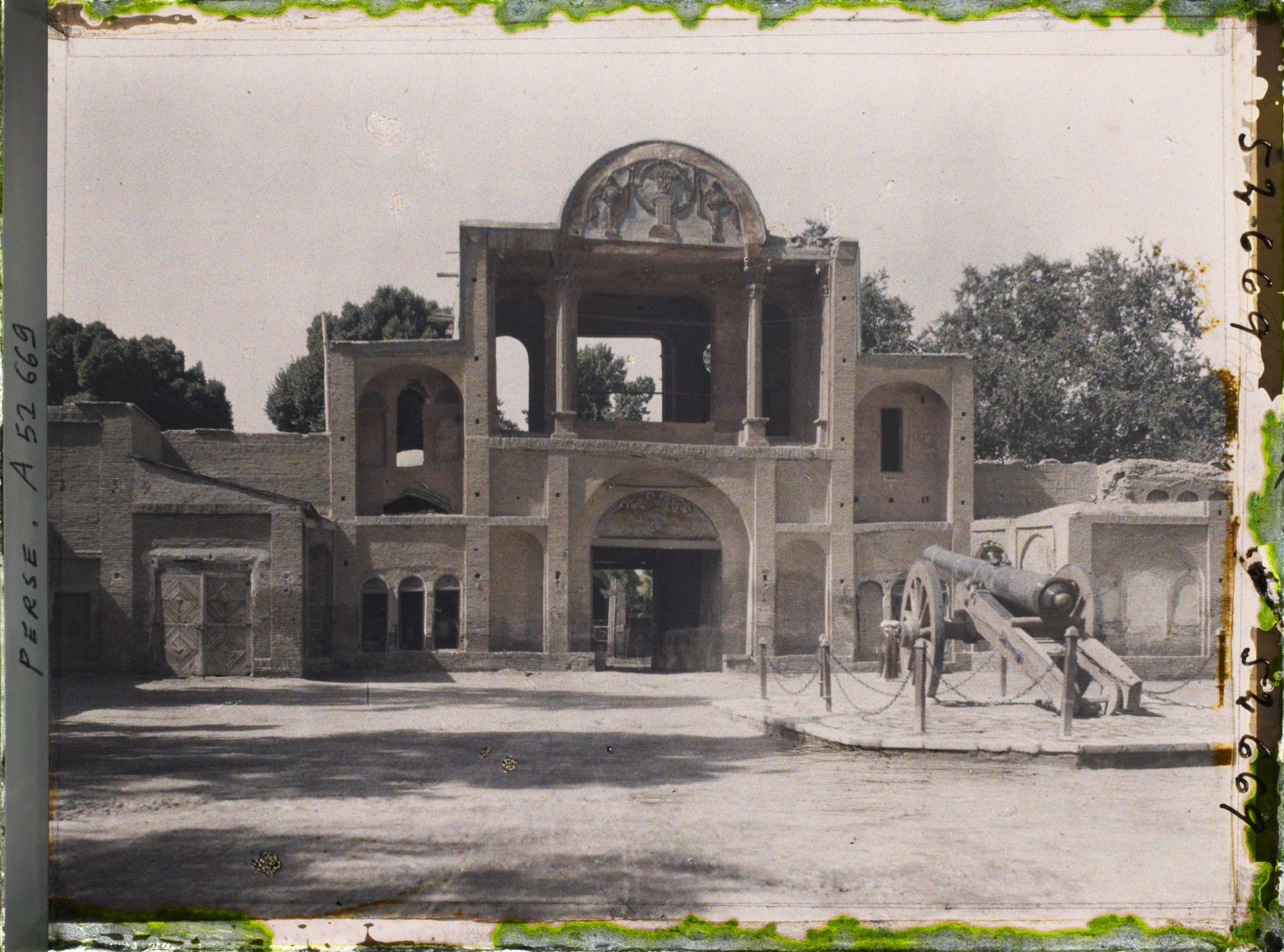 Image représentant L'une des deux portes de la place des Canons (Toopkhaneh)