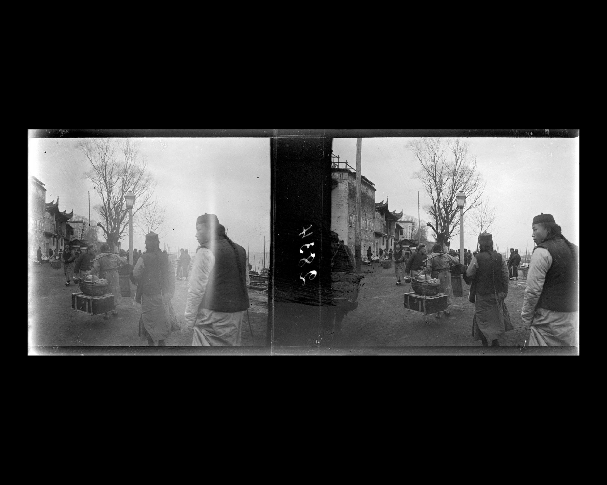 Image représentant Scène de rue dans la ville chinoise, le long du Yangzijiang ("fleuve Bleu")