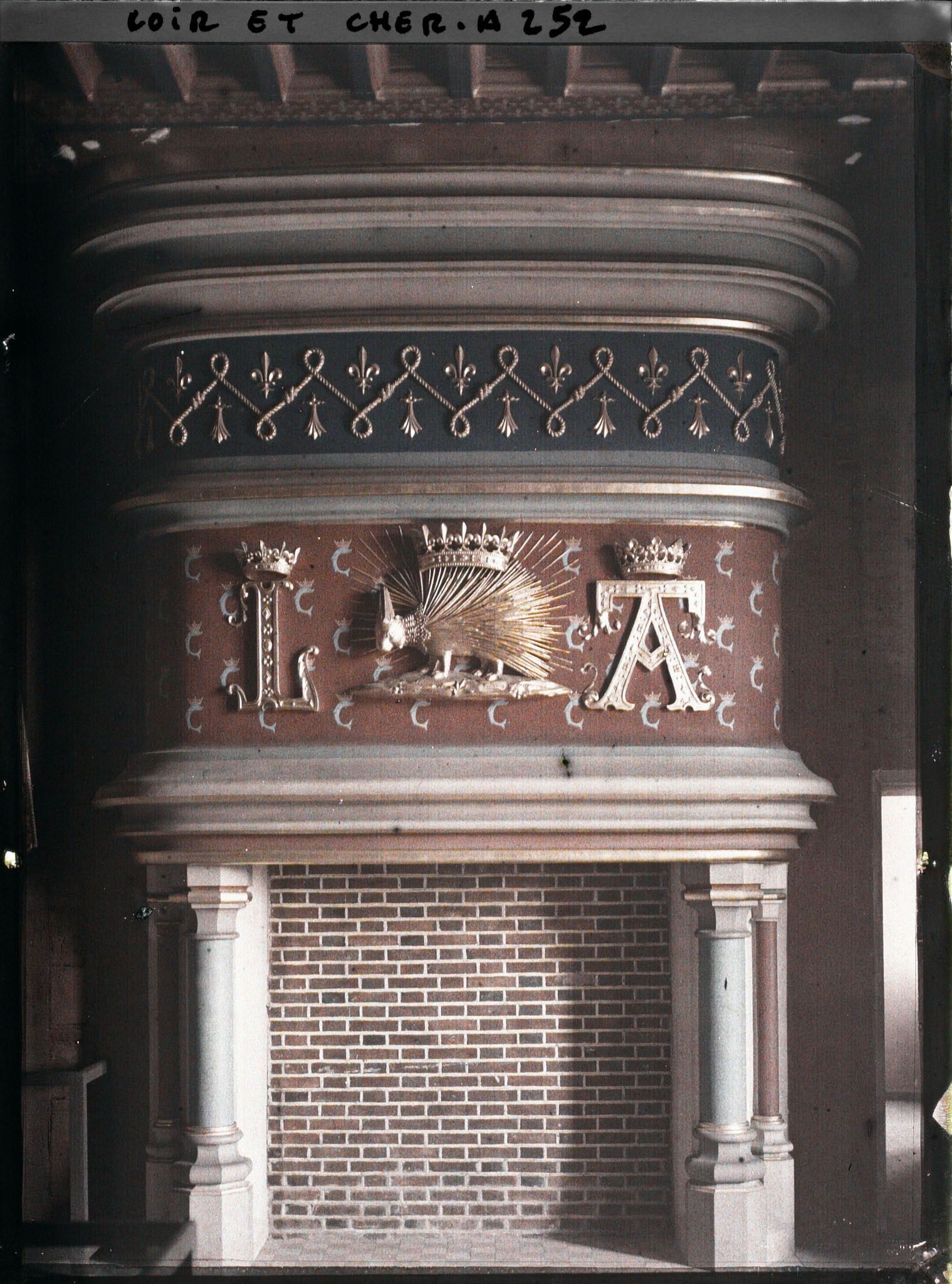 Image représentant Une cheminée de l'aile Louis XII du château