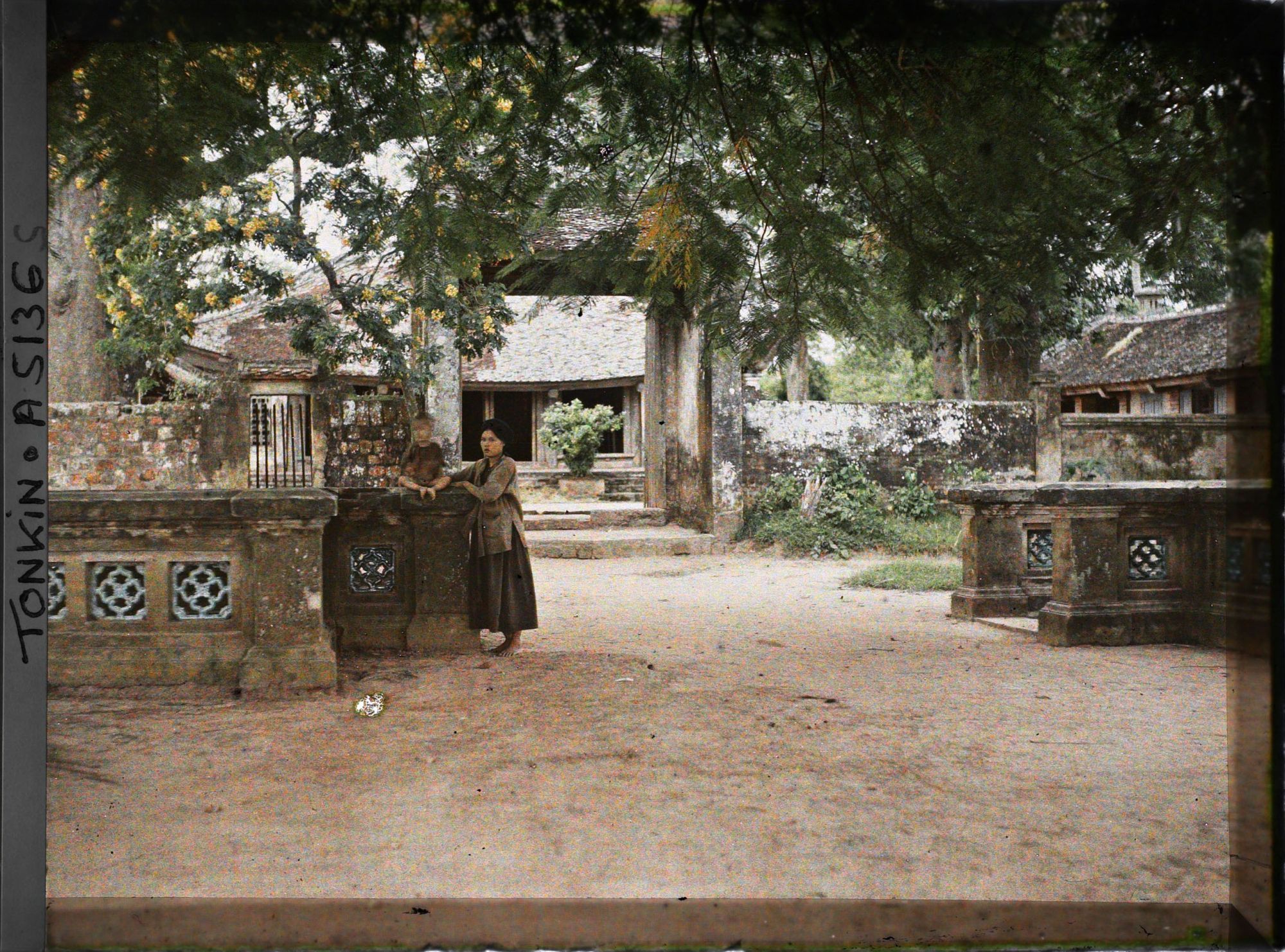 Image représentant Une femme et un enfant dans la cour intérieure de la pagode dite " du Gouverneur "