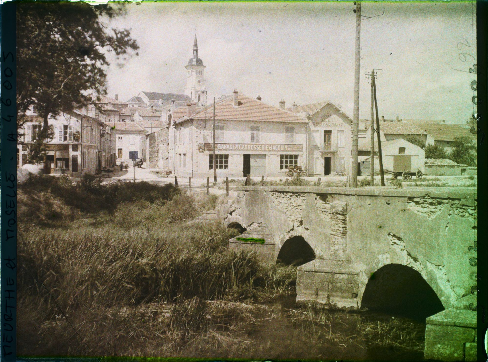 Image représentant France, Thiancourt, Vue vers l'Eglise et Pont du Rupt de Mad.